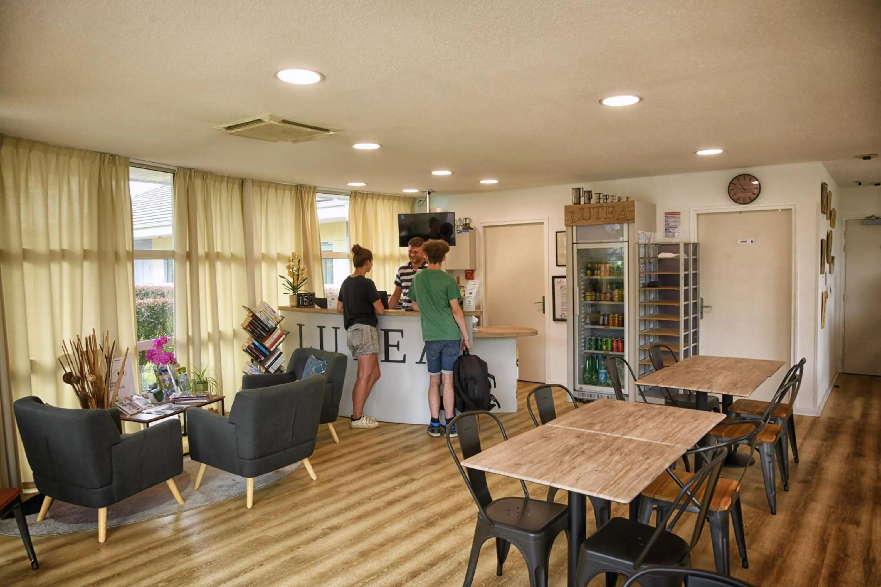 Lobby or reception in The Originals Access, Hôtel Le Lutéa