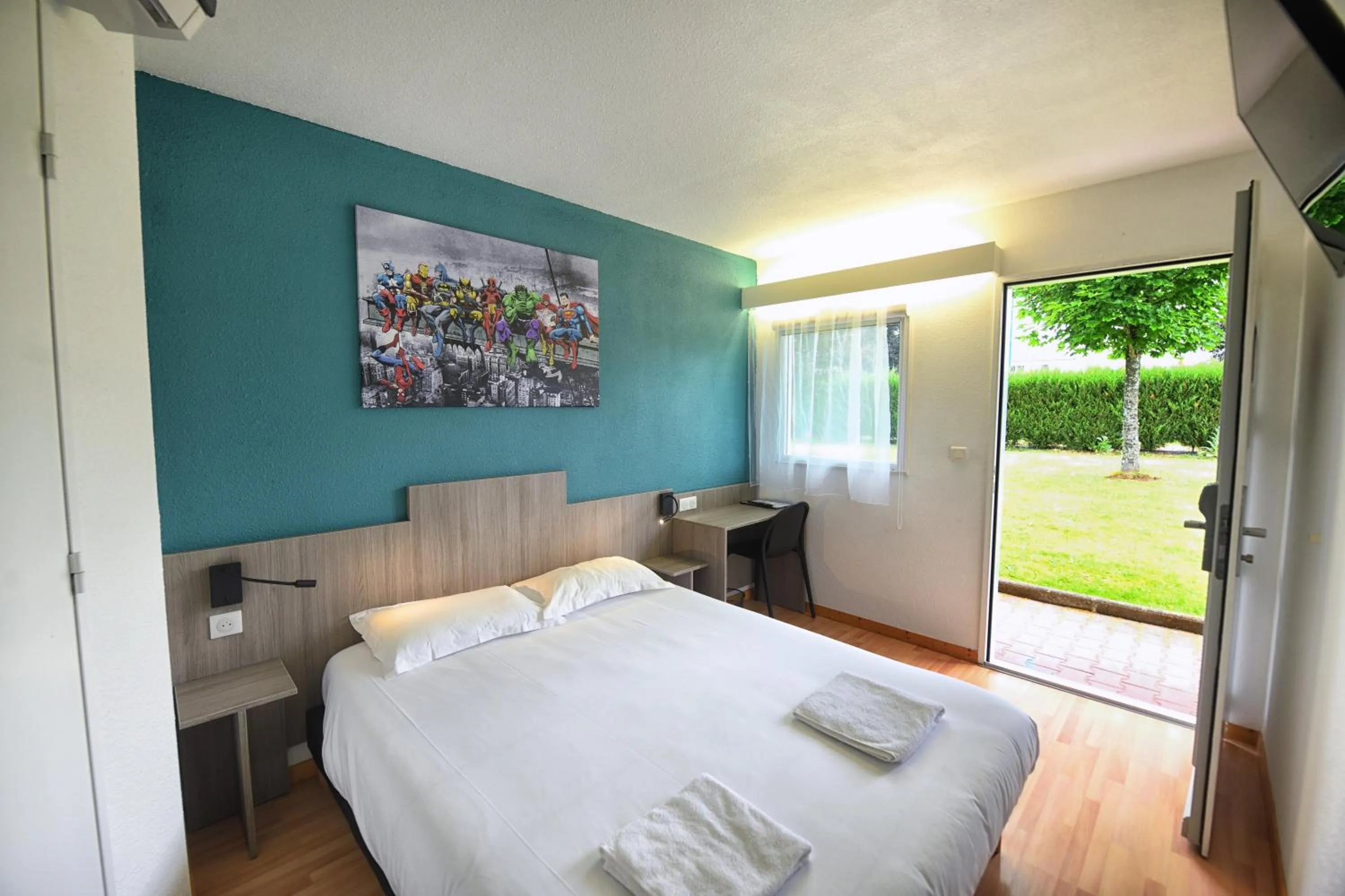 Photo of the whole room, Bed in The Originals Access, Hôtel Le Lutéa