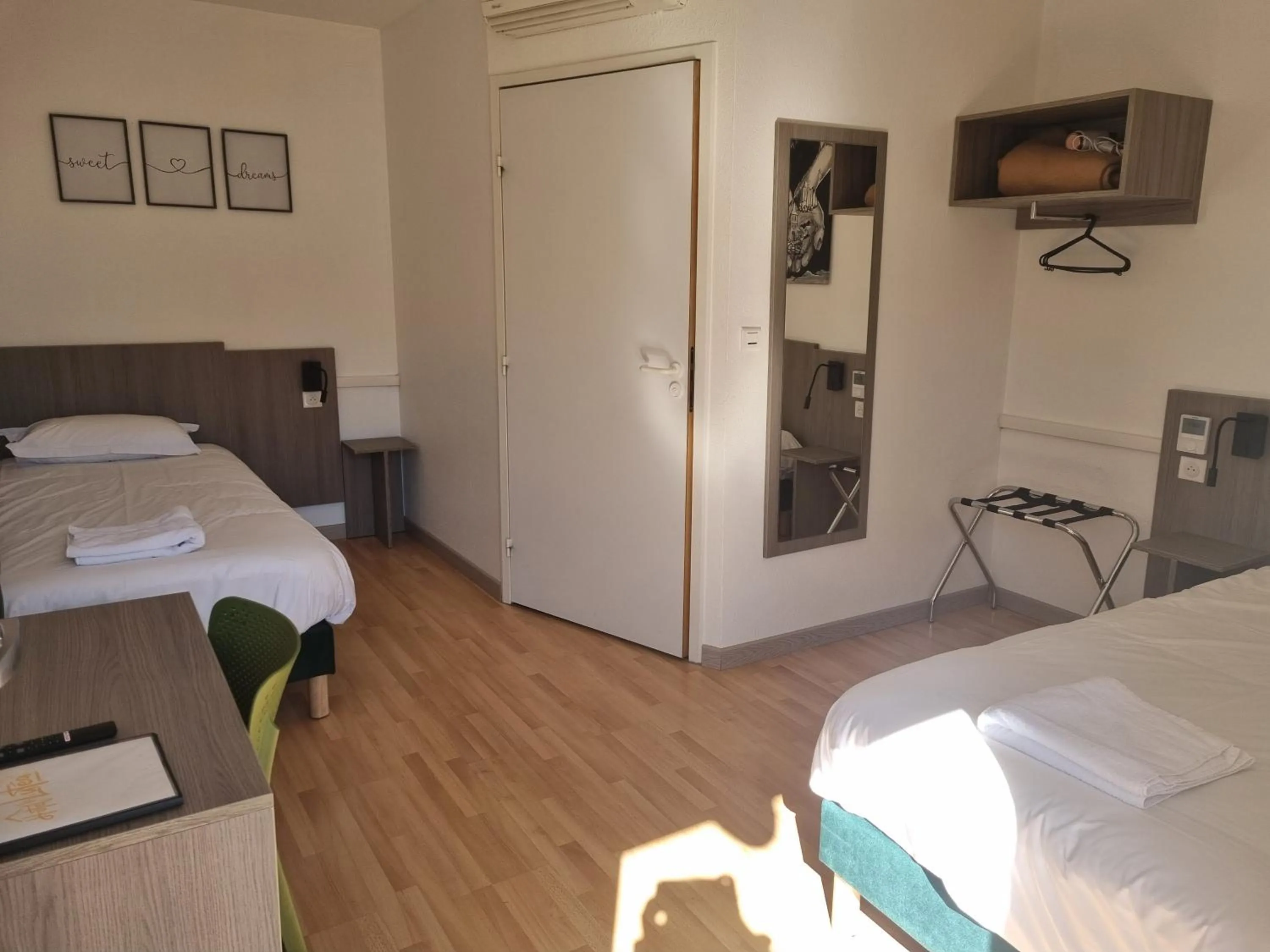 Bed in The Originals Access, Hôtel Le Lutéa