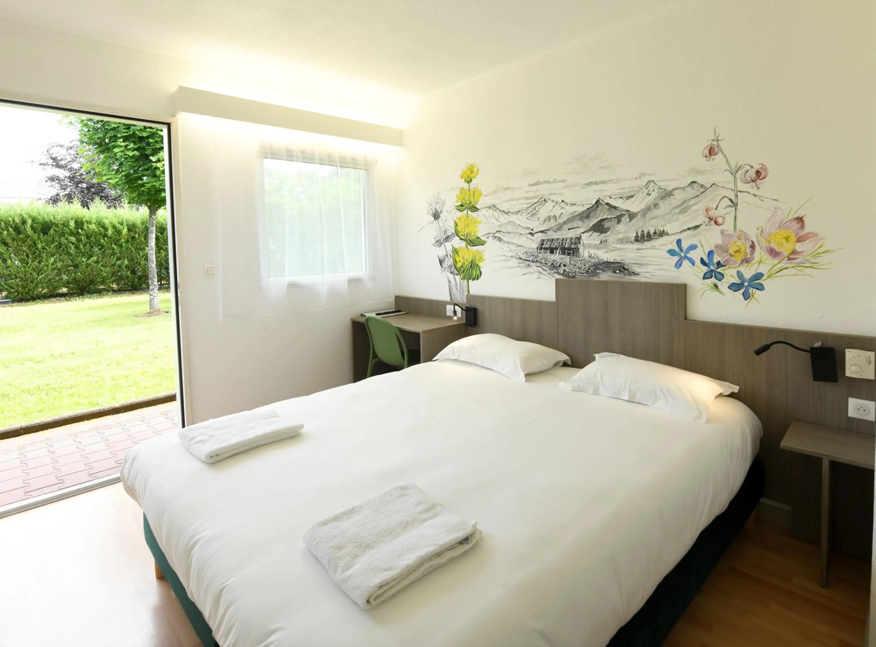 towels, Bed in The Originals Access, Hôtel Le Lutéa