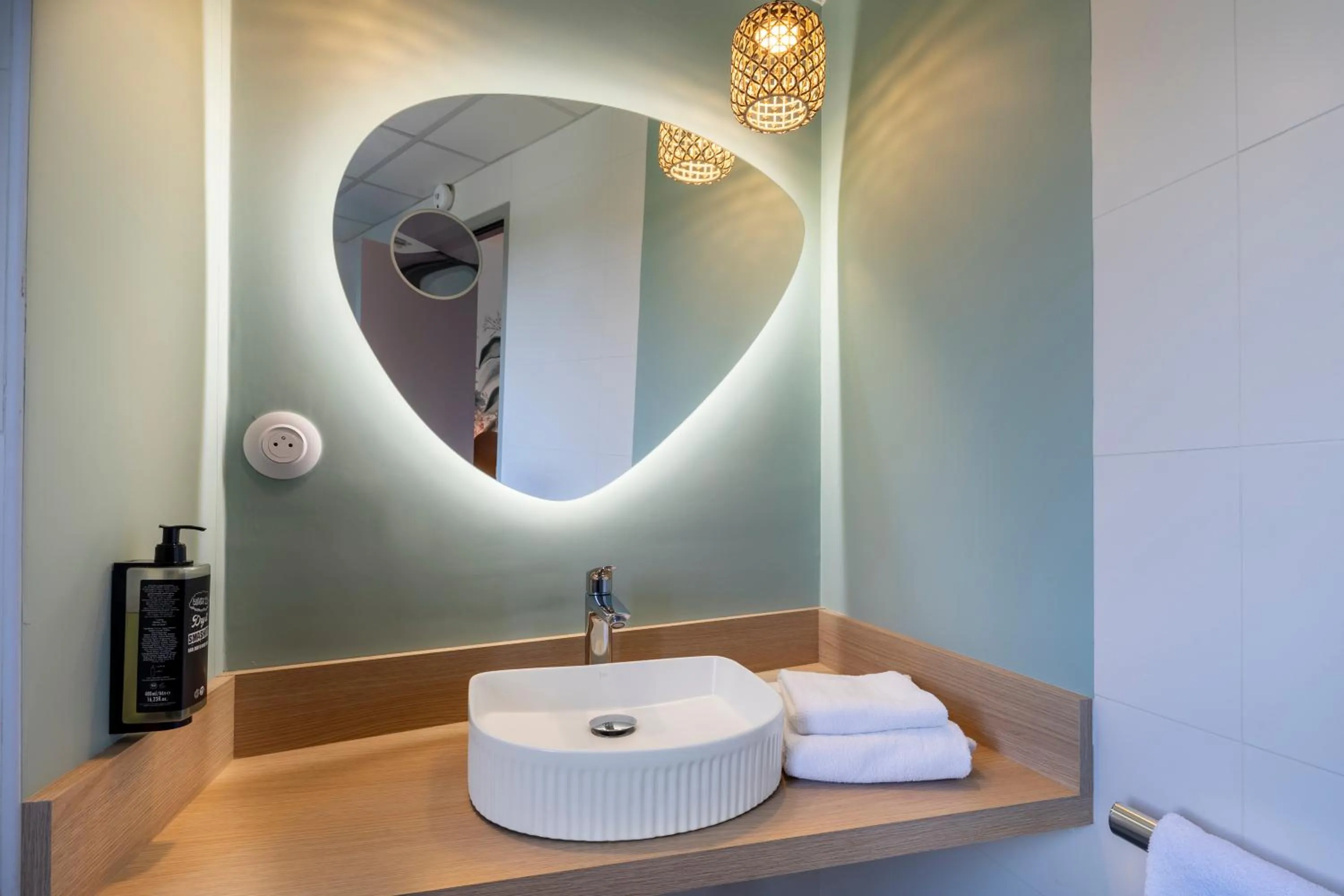 Bathroom in ibis Styles Pontivy centre Bretagne