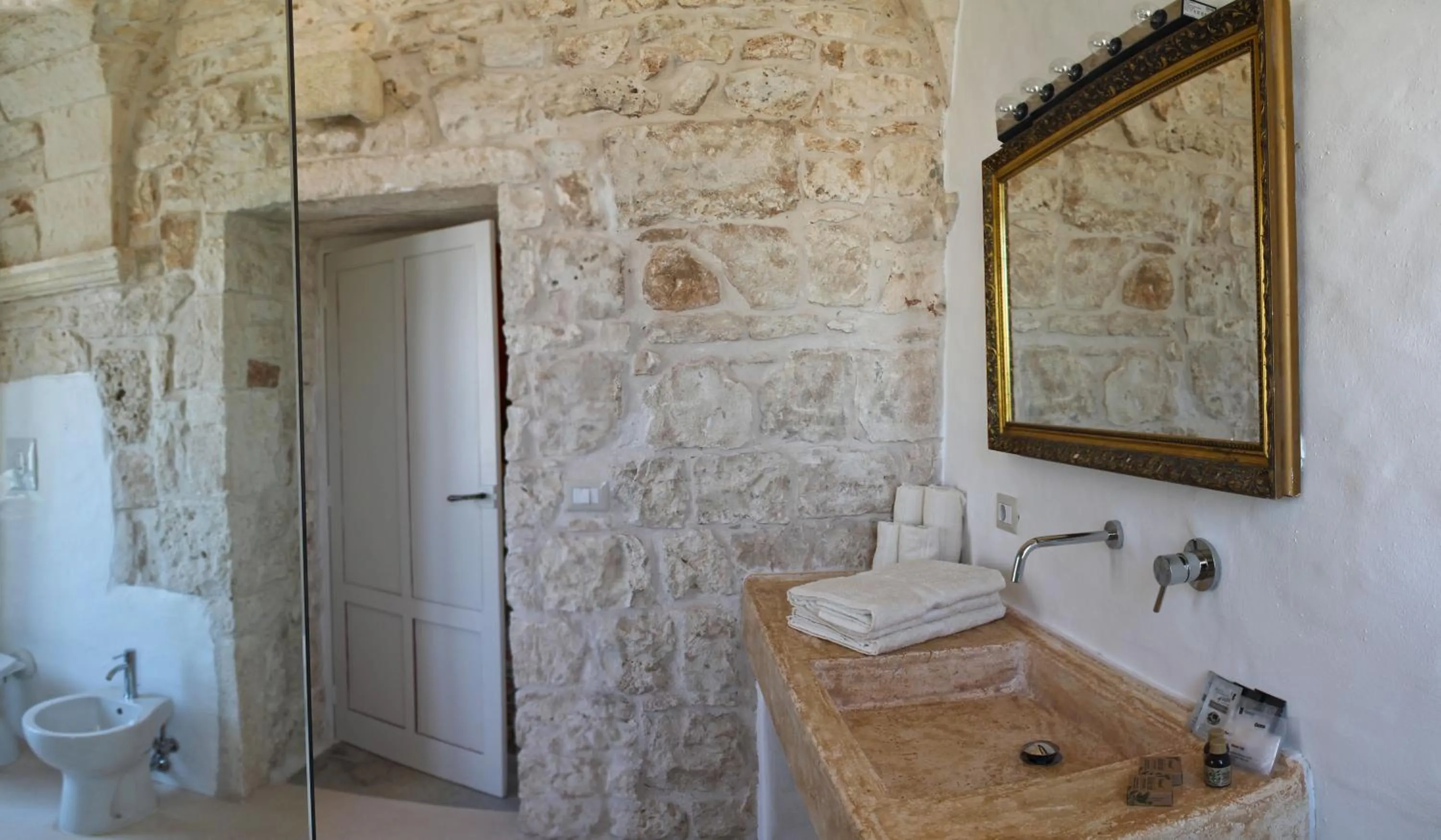 Bathroom in Palazzo Camarda B&B