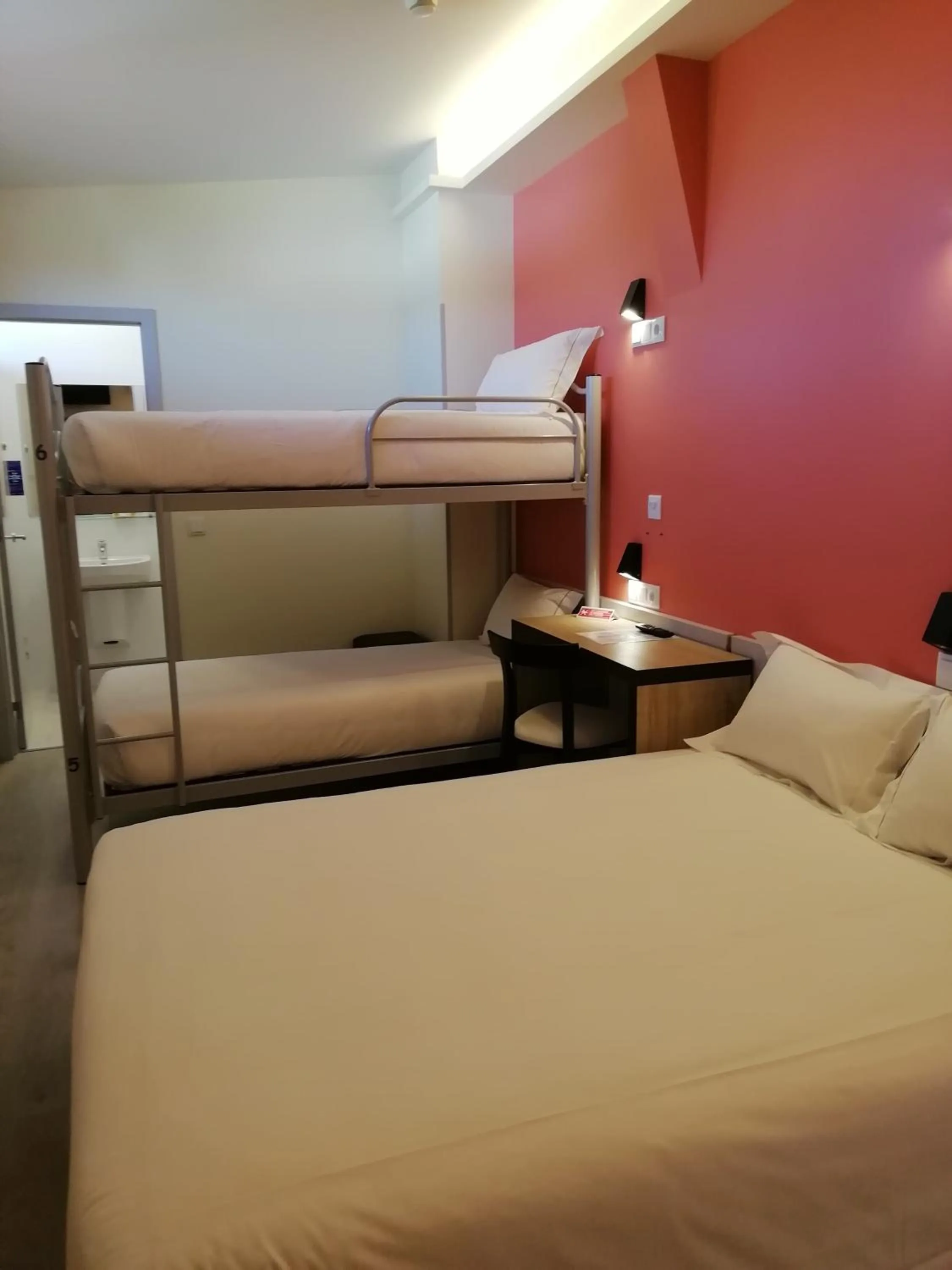 Bed in Suites & Hostel Cidade Aveiro