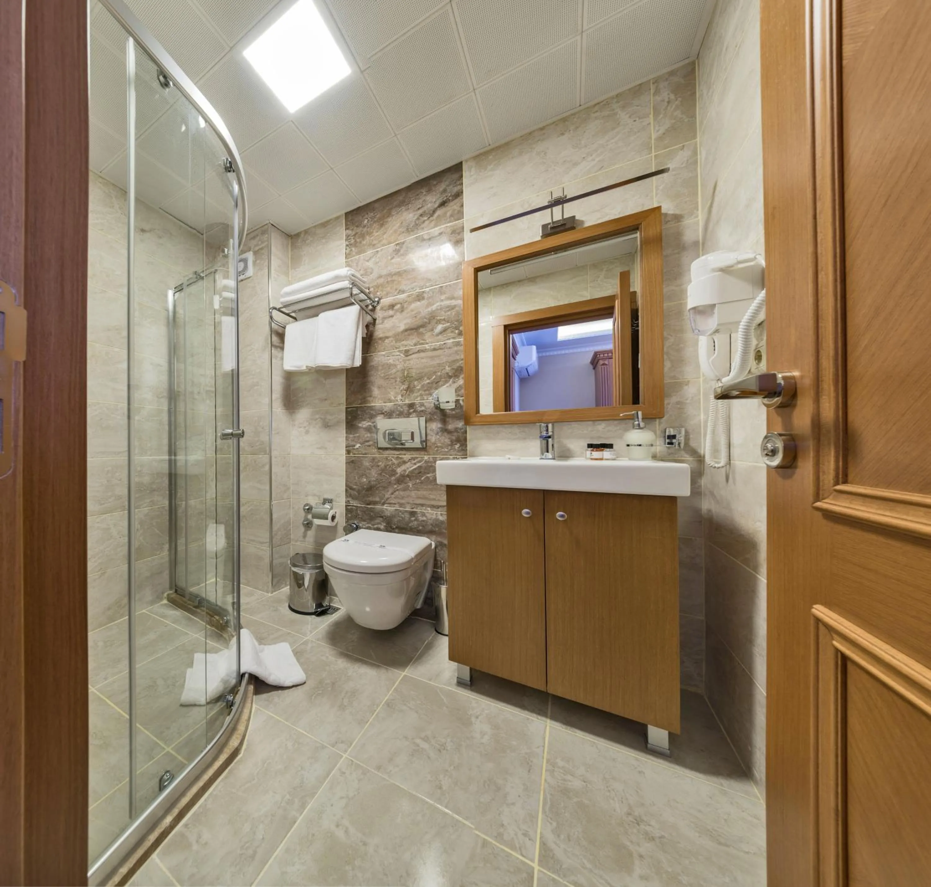 Bathroom in Magnaura House Hotel