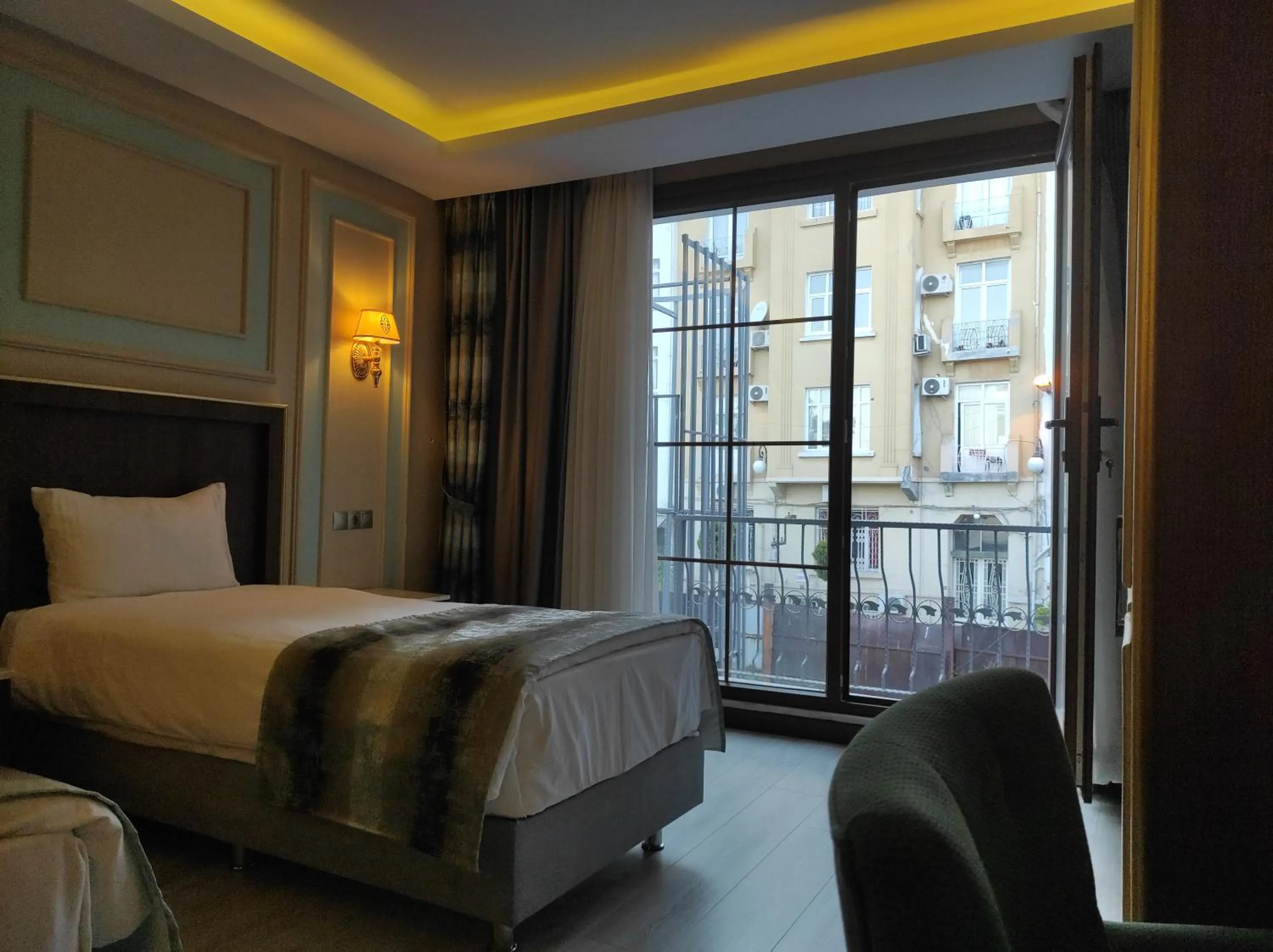 Bed in Magnaura House Hotel