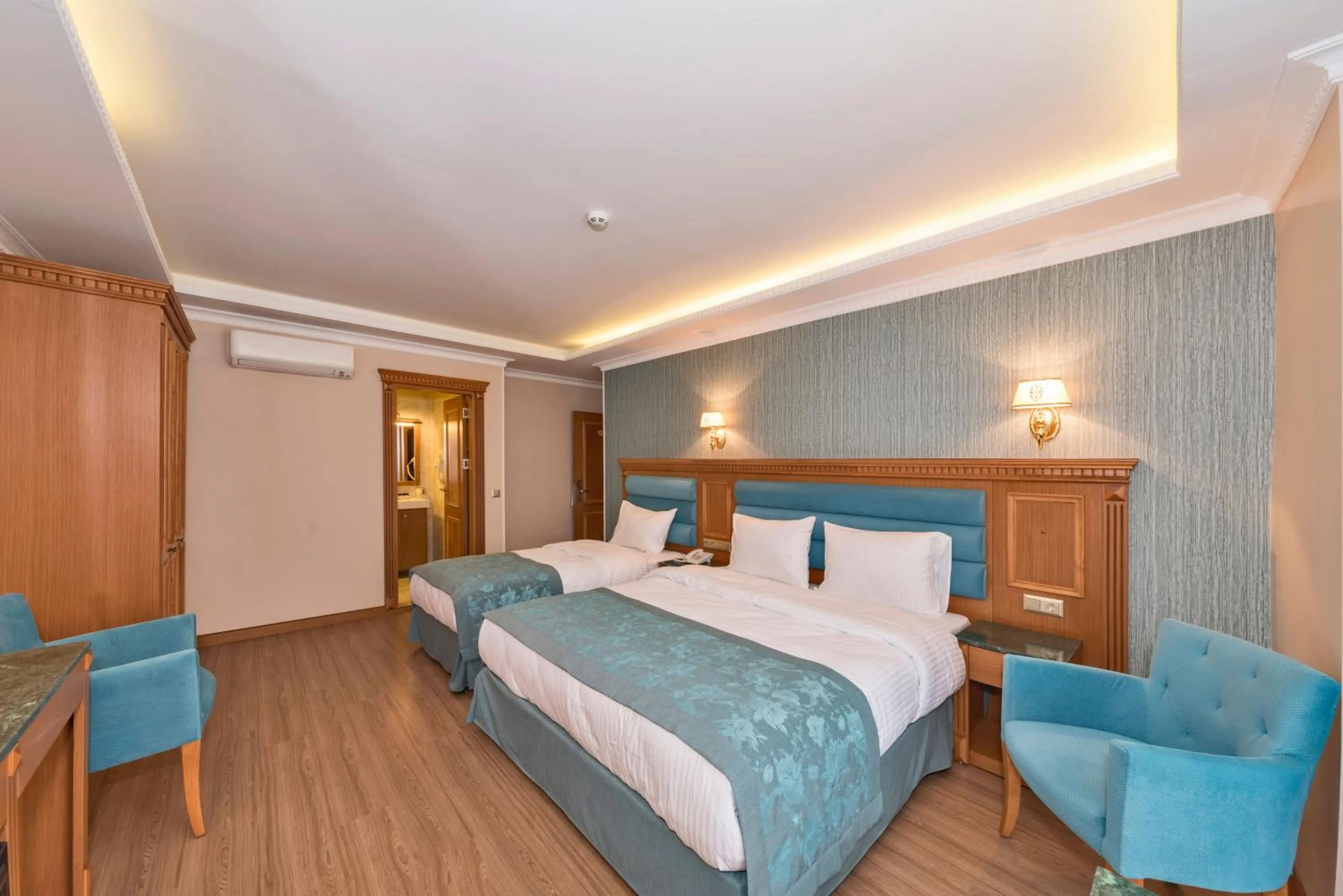 Photo of the whole room, Bed in Magnaura House Hotel