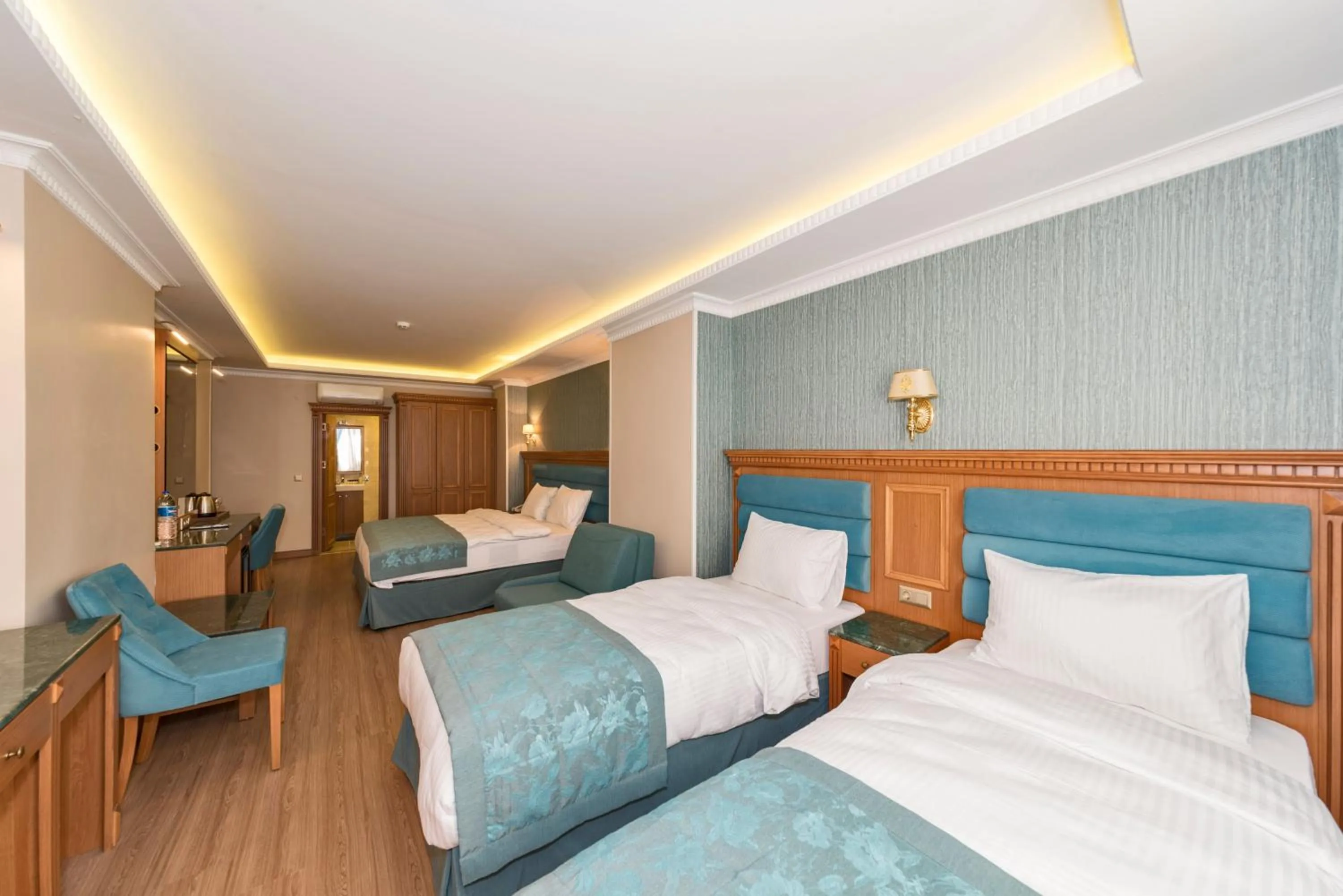 Photo of the whole room, Bed in Magnaura House Hotel