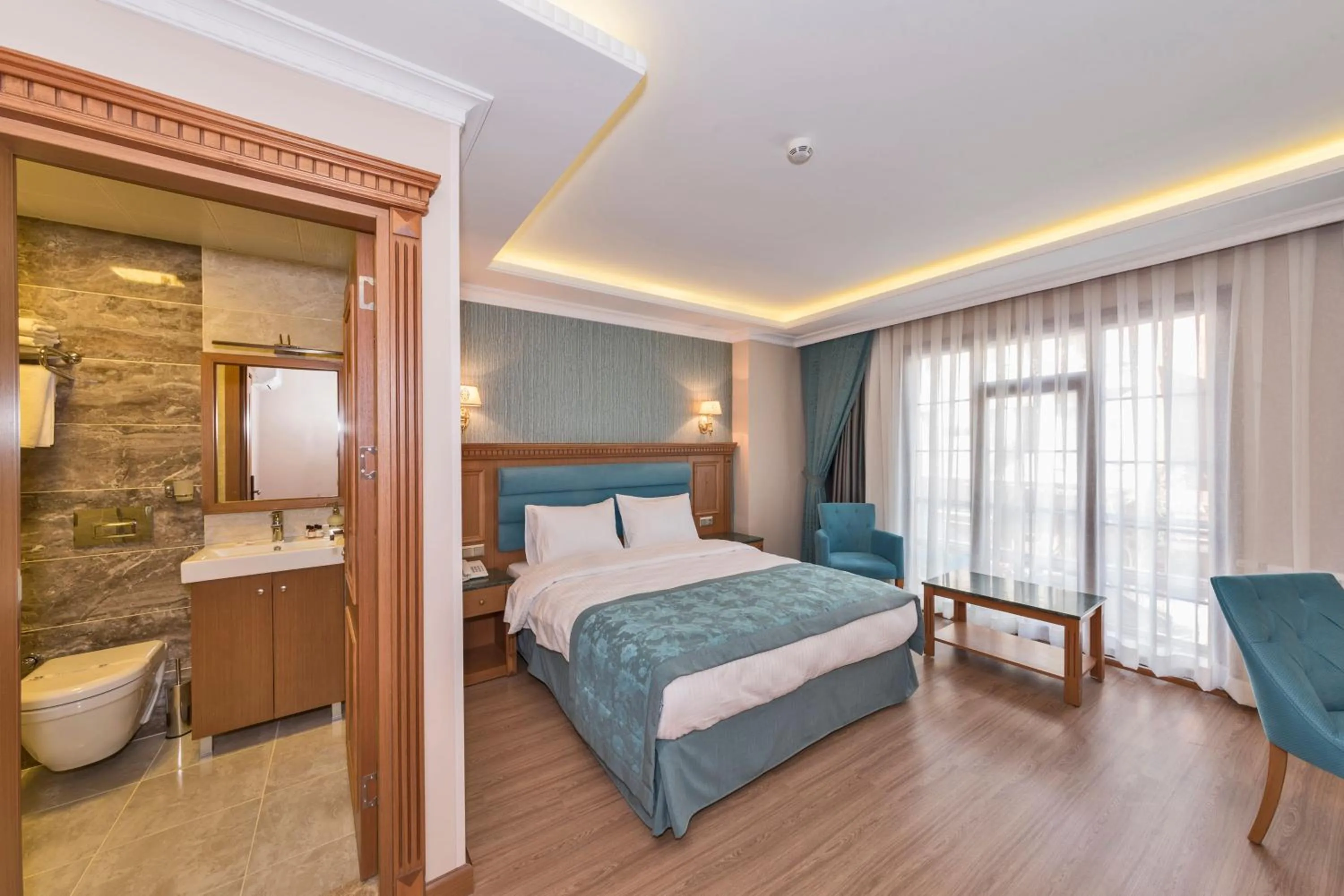 Photo of the whole room, Bed in Magnaura House Hotel