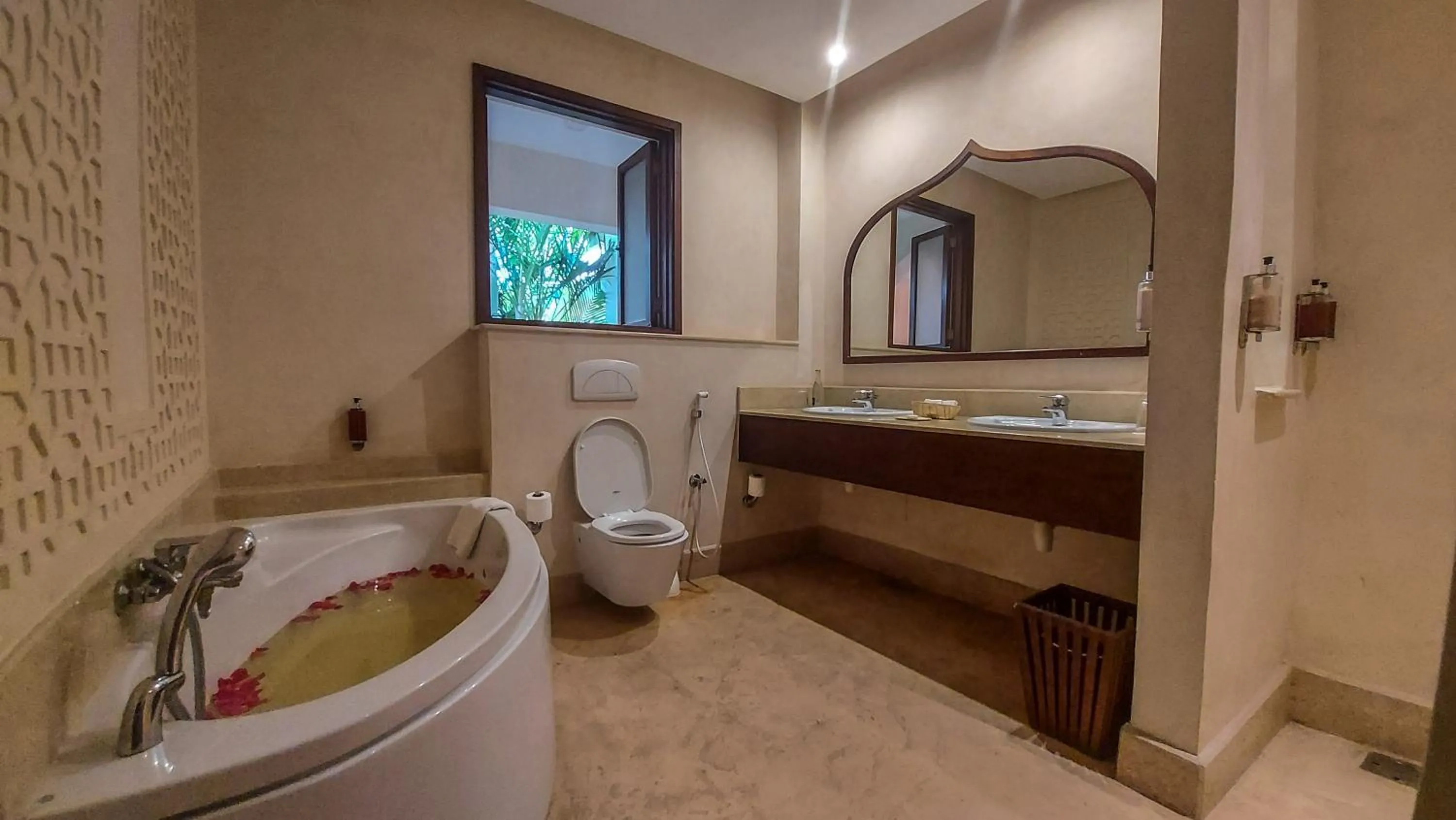Toilet in Silver Palm Spa & Resort