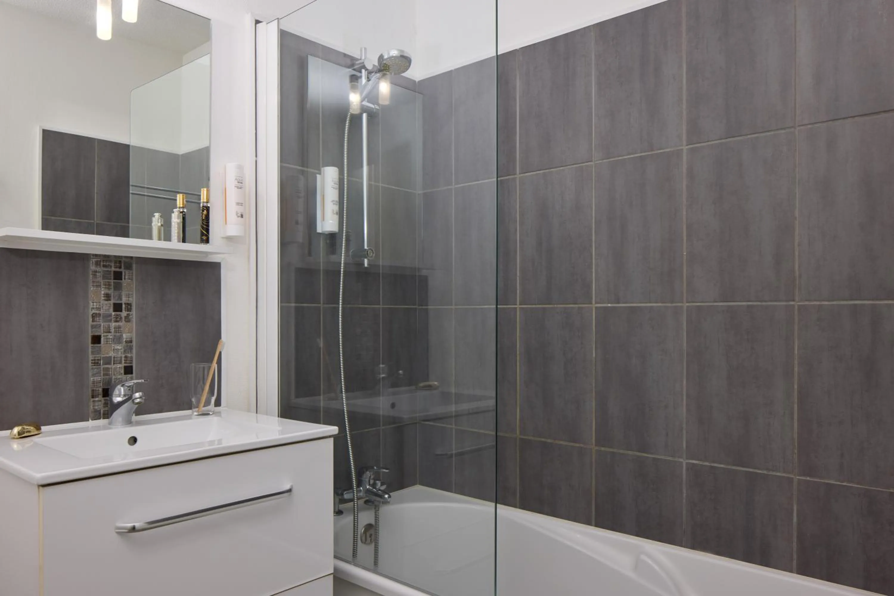 Bathroom in Zenitude Hôtel-Résidences Bordeaux Aéroport Mérignac