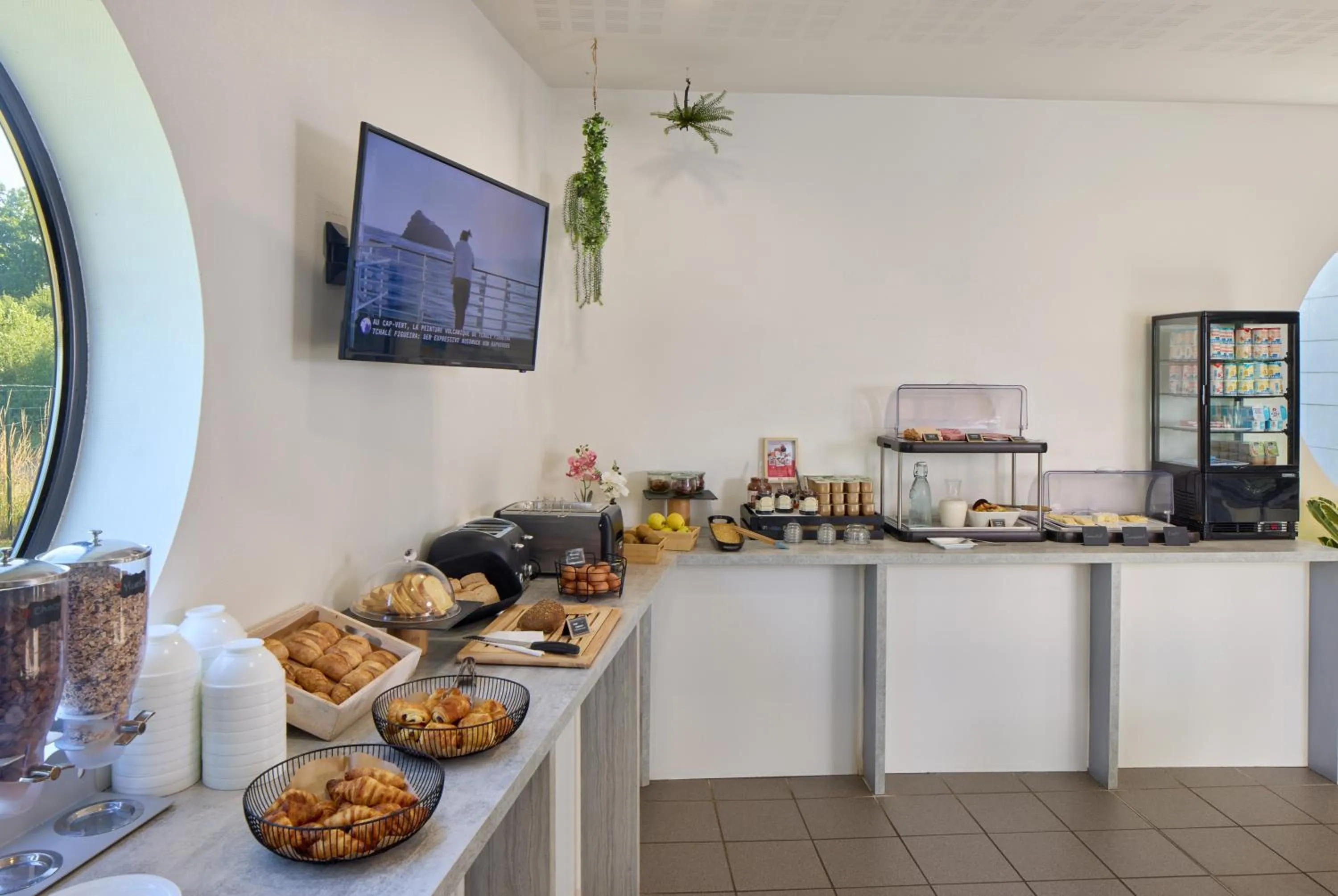 Buffet breakfast in Zenitude Hôtel-Résidences Bordeaux Aéroport Mérignac