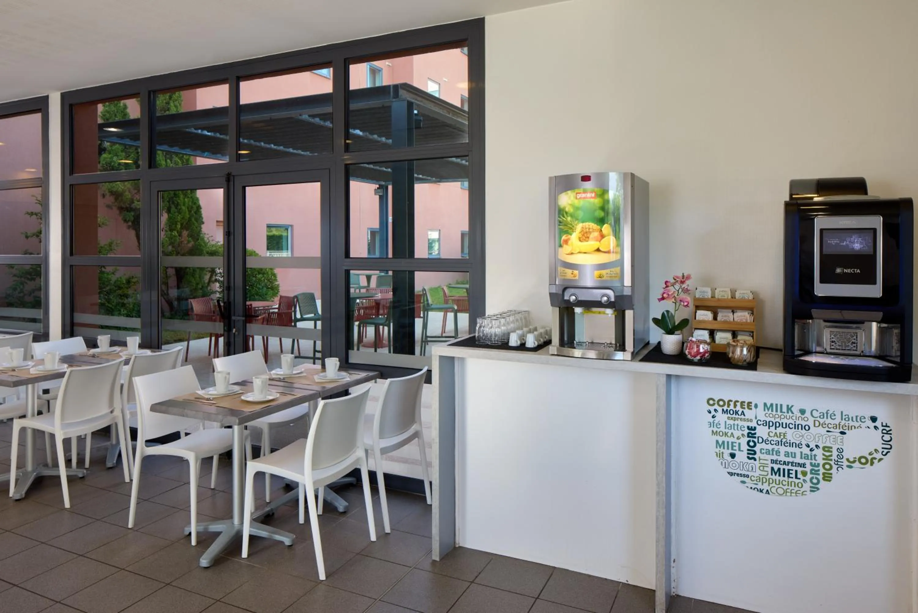 Buffet breakfast in Zenitude Hôtel-Résidences Bordeaux Aéroport Mérignac