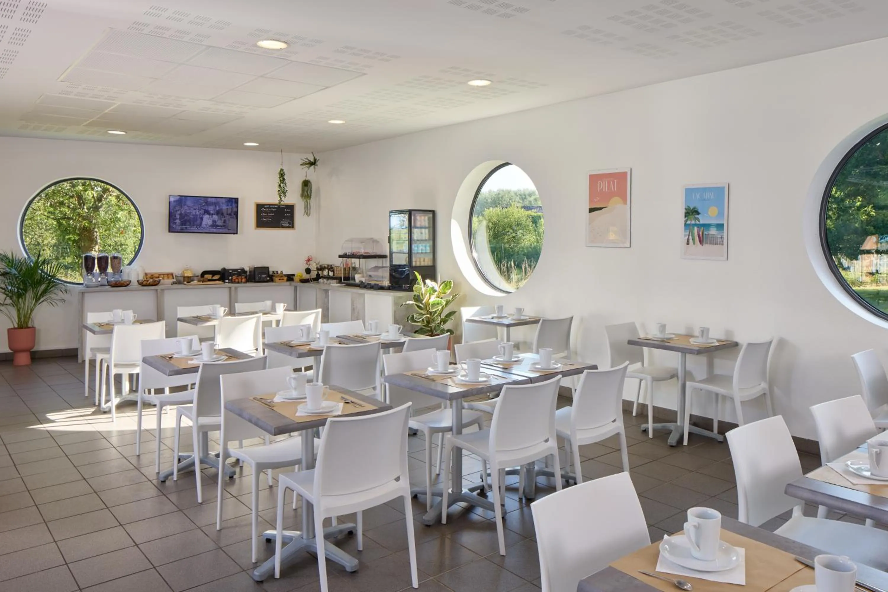 Buffet breakfast in Zenitude Hôtel-Résidences Bordeaux Aéroport Mérignac