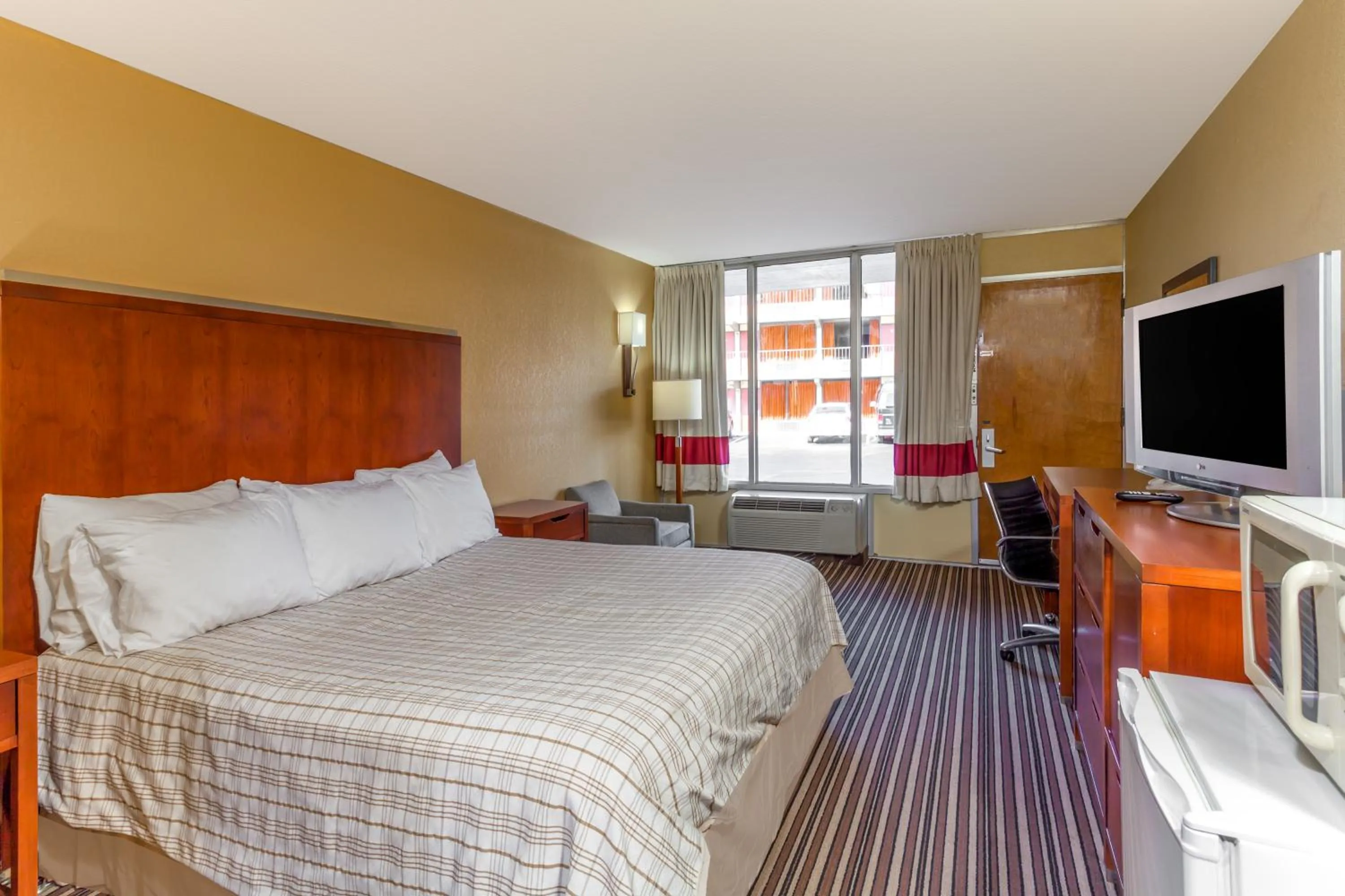 Photo of the whole room, Bed in Lodge at Mill Creek Pigeon Forge