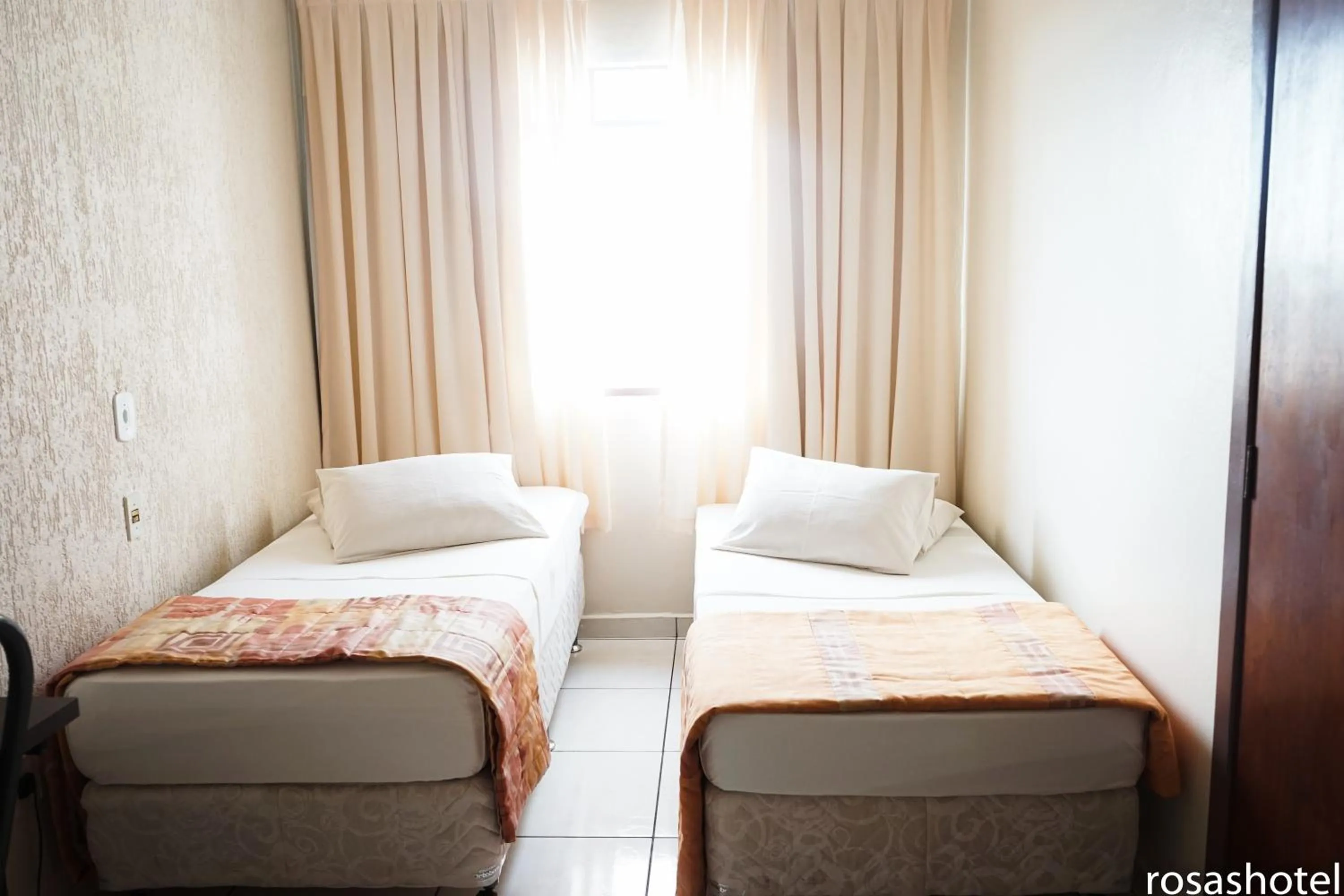 Deluxe Twin Room in Rosa's Hotel