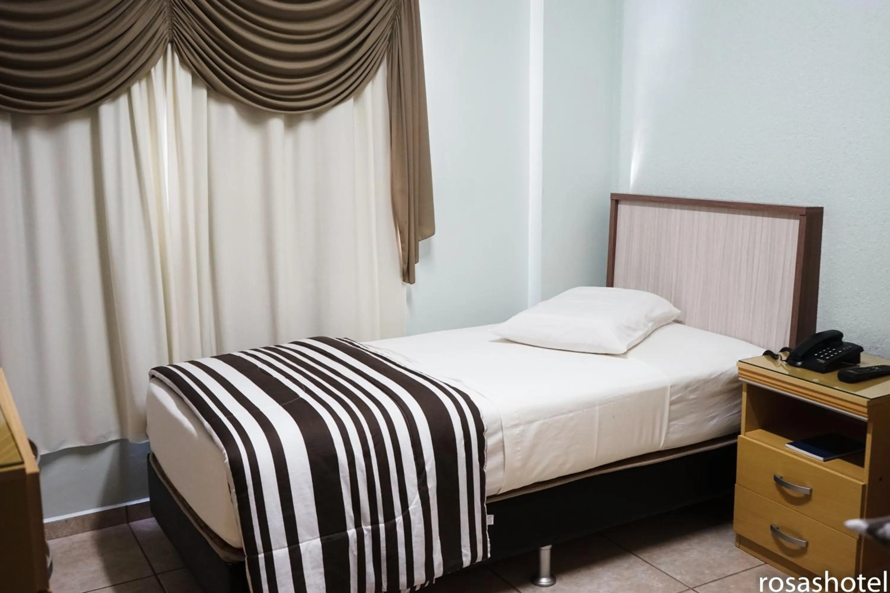 Deluxe Twin Room in Rosa's Hotel