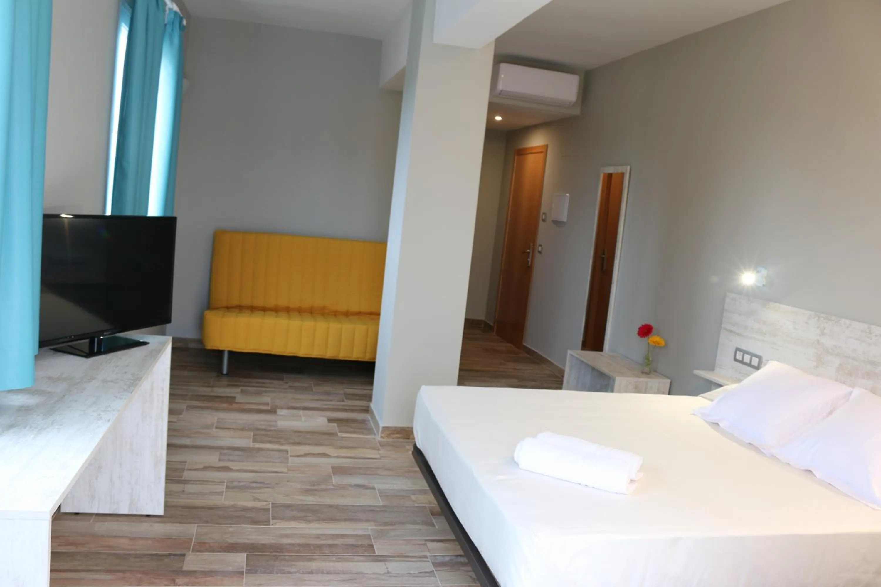 Photo of the whole room, Bed in Te Maná Hotel