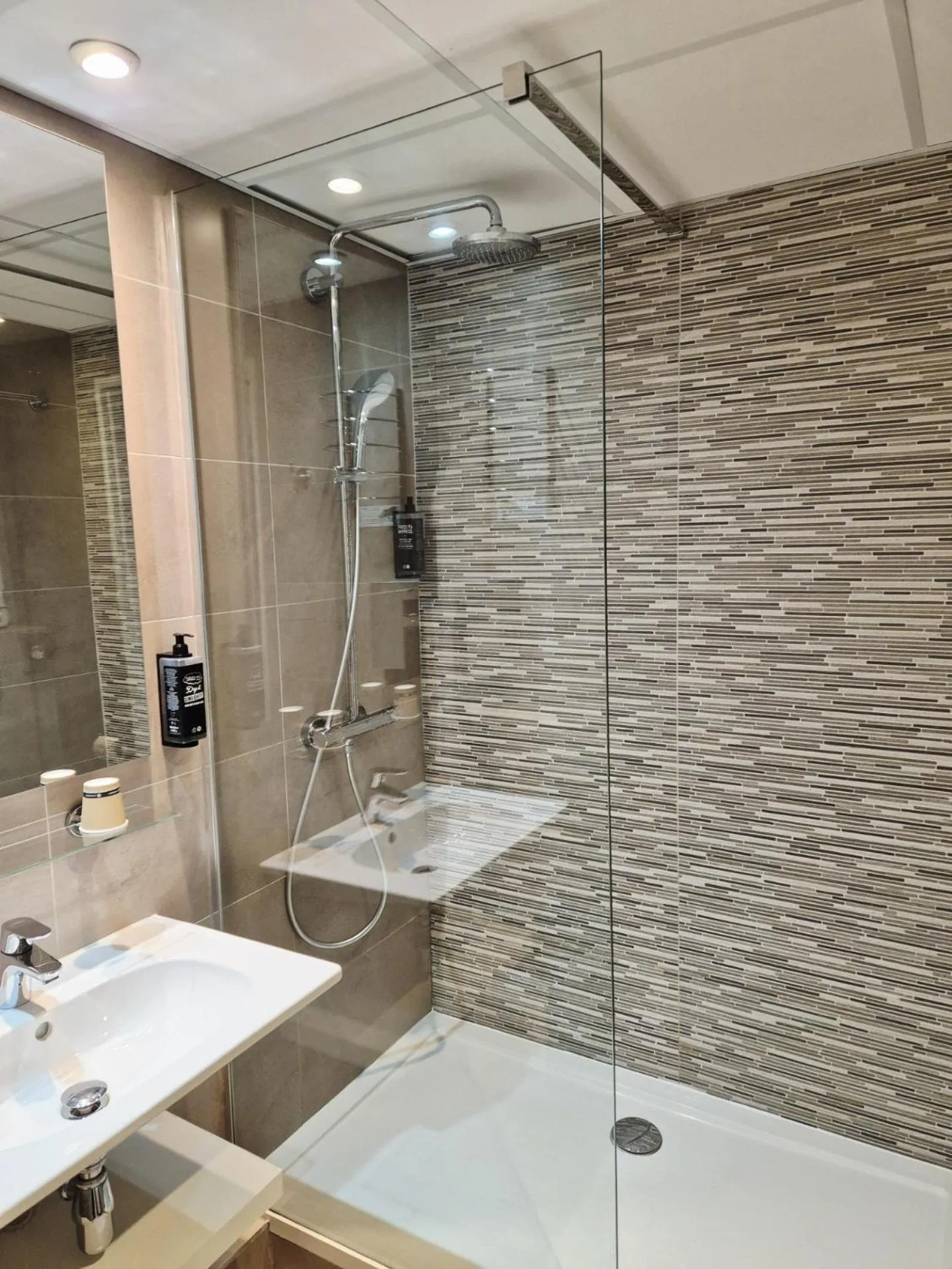 Shower in Hôtel Morphée Lille Villeneuve d'Ascq