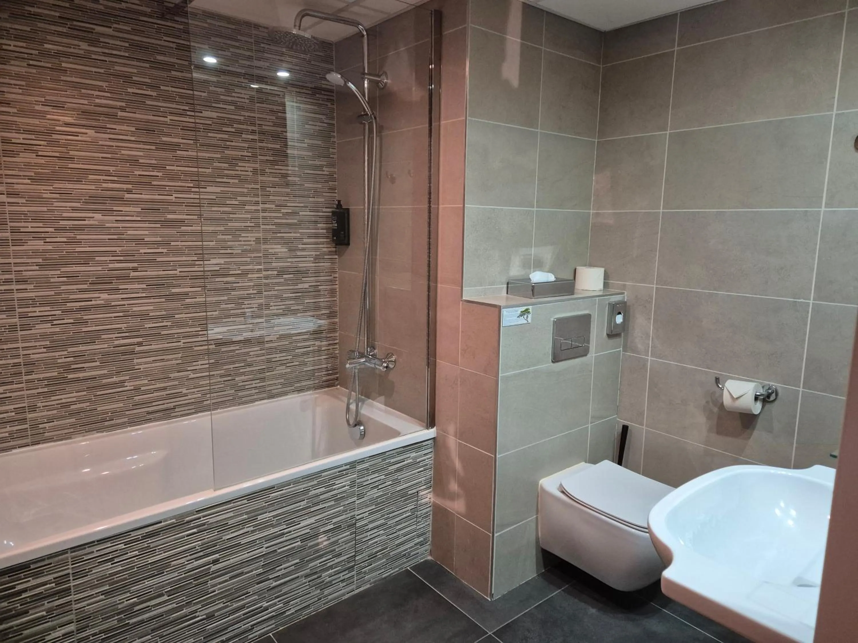 Bathroom in Hôtel Morphée Lille Villeneuve d'Ascq