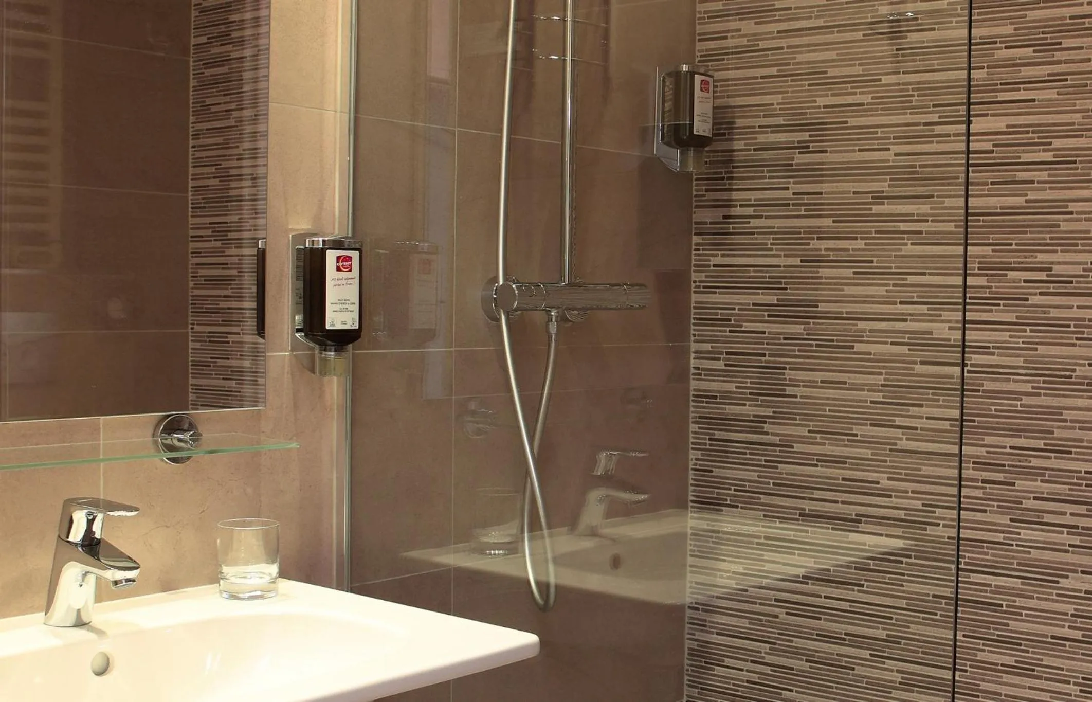 Shower in Hôtel Morphée Lille Villeneuve d'Ascq