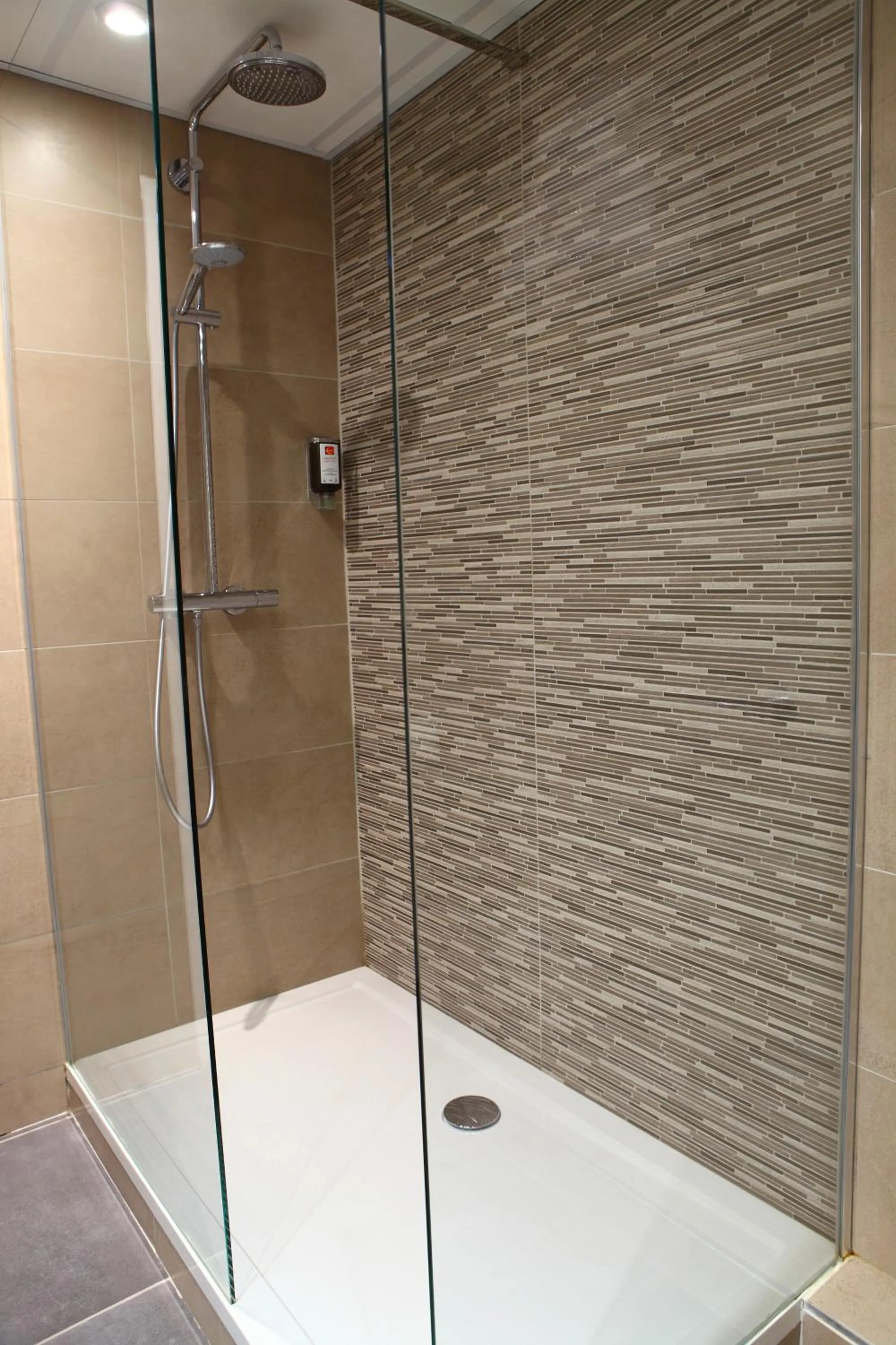 Shower in Hôtel Morphée Lille Villeneuve d'Ascq