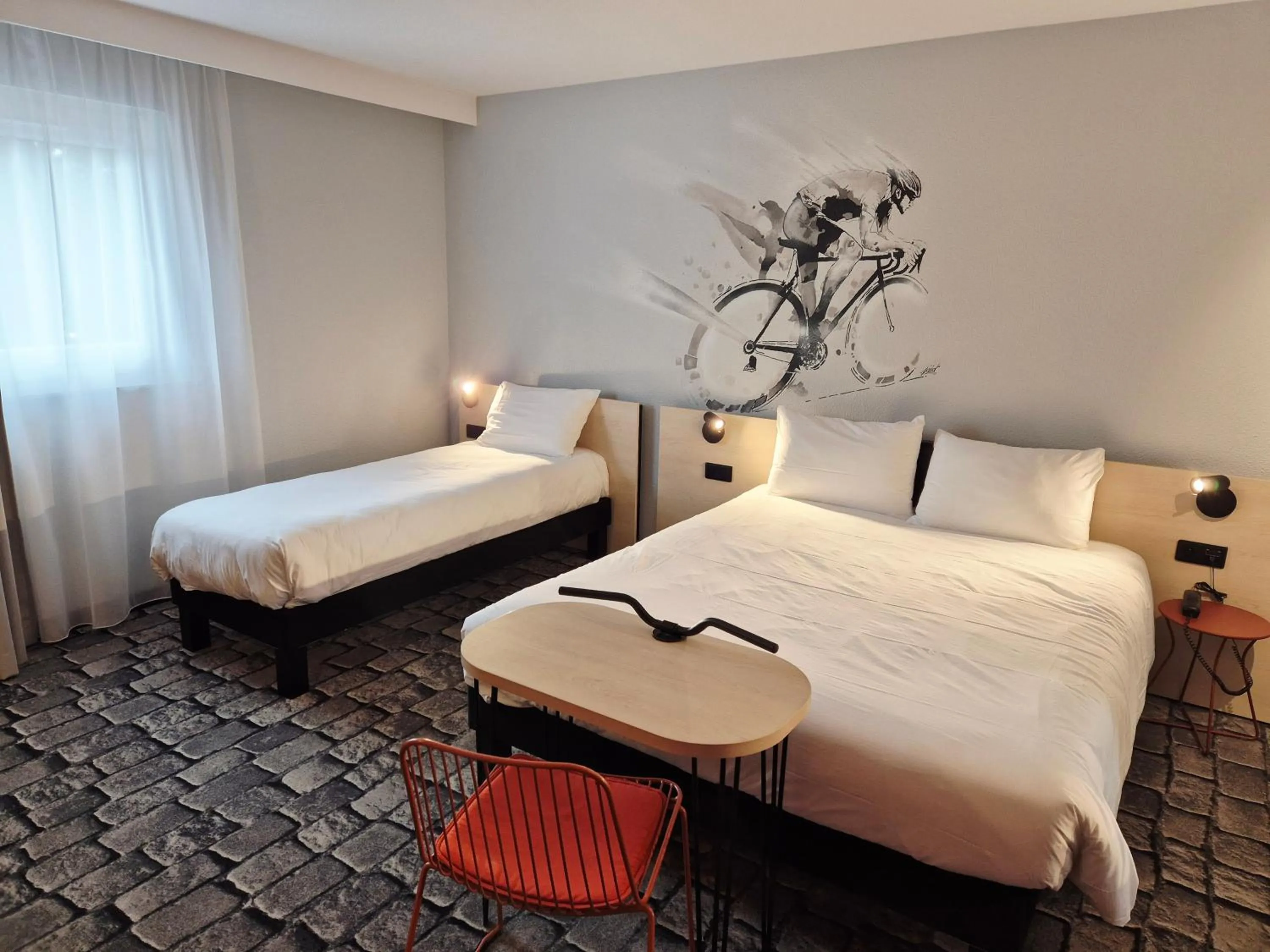 Bedroom, Bed in Hôtel Morphée Lille Villeneuve d'Ascq