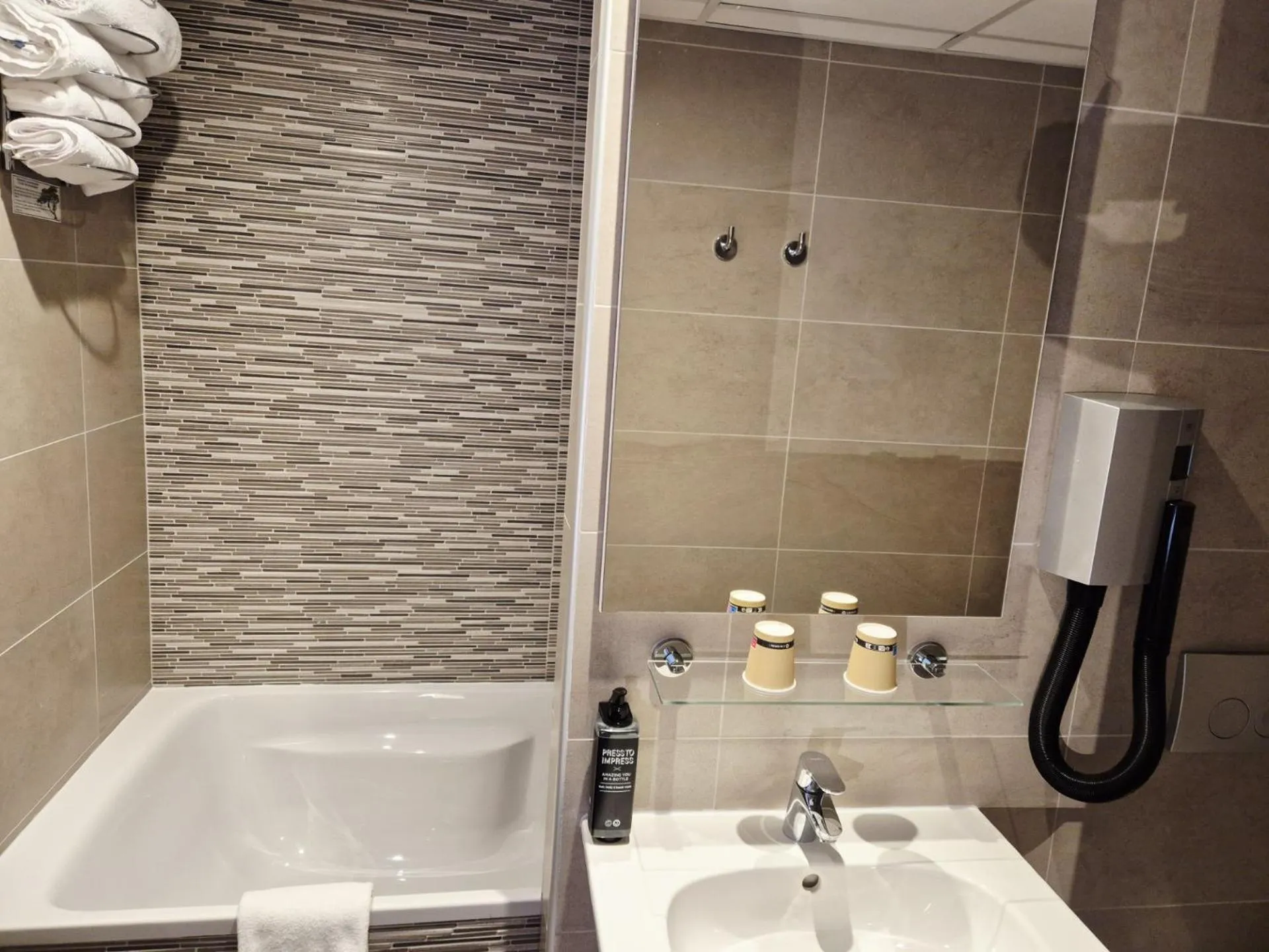 Bathroom in Hôtel Morphée Lille Villeneuve d'Ascq