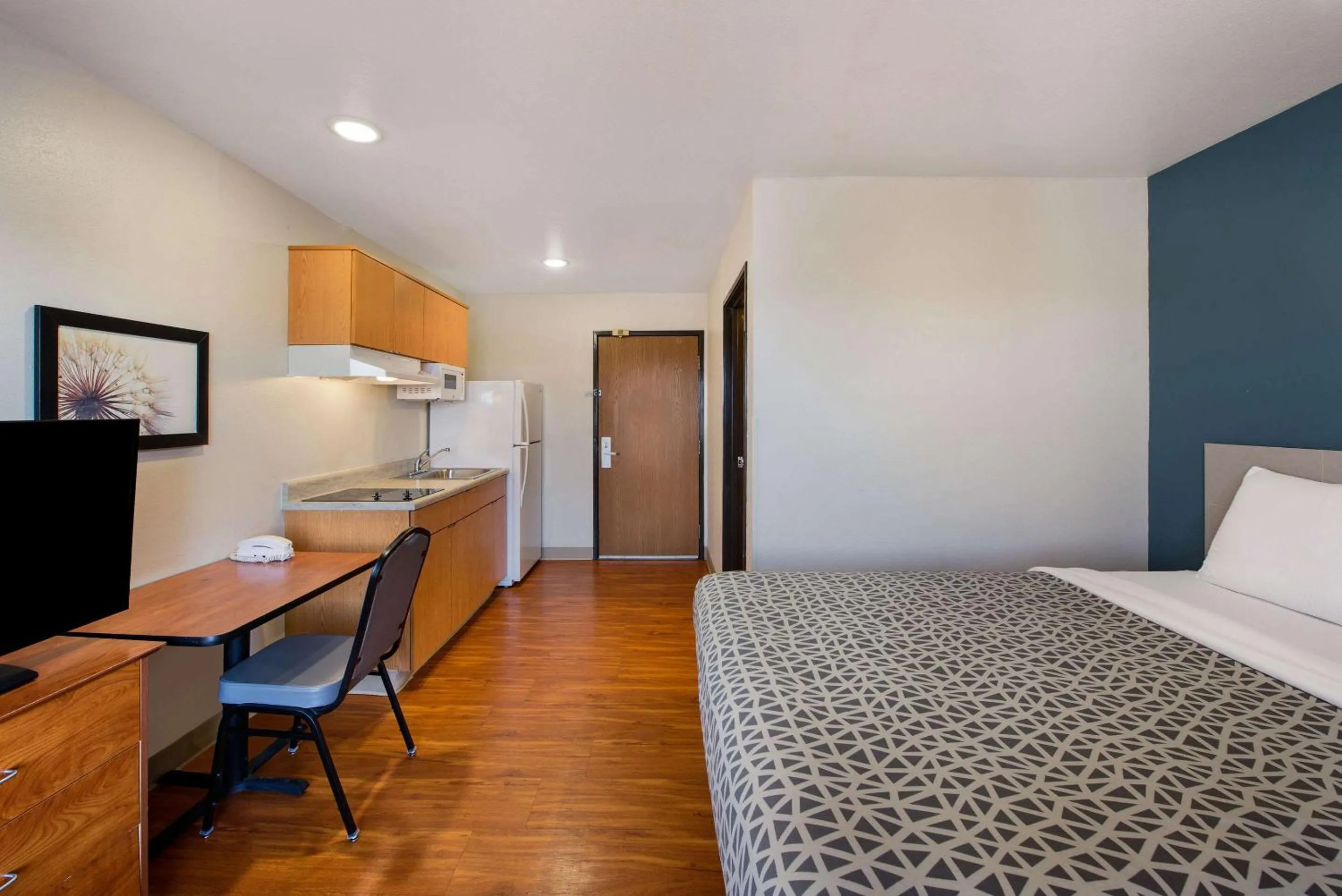 Bedroom, Bed in WoodSpring Suites Columbus Southeast