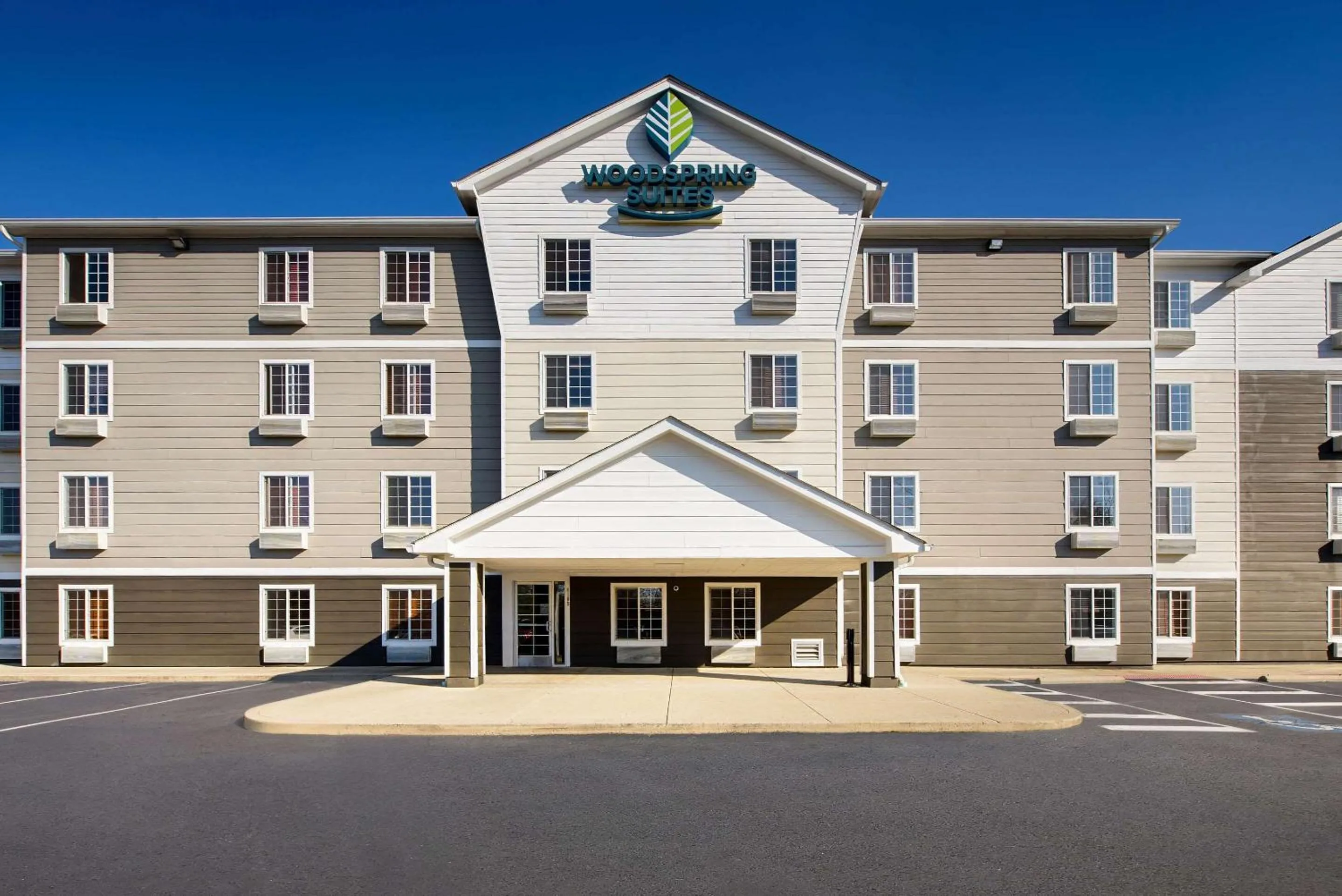 Property building in WoodSpring Suites Columbus Southeast