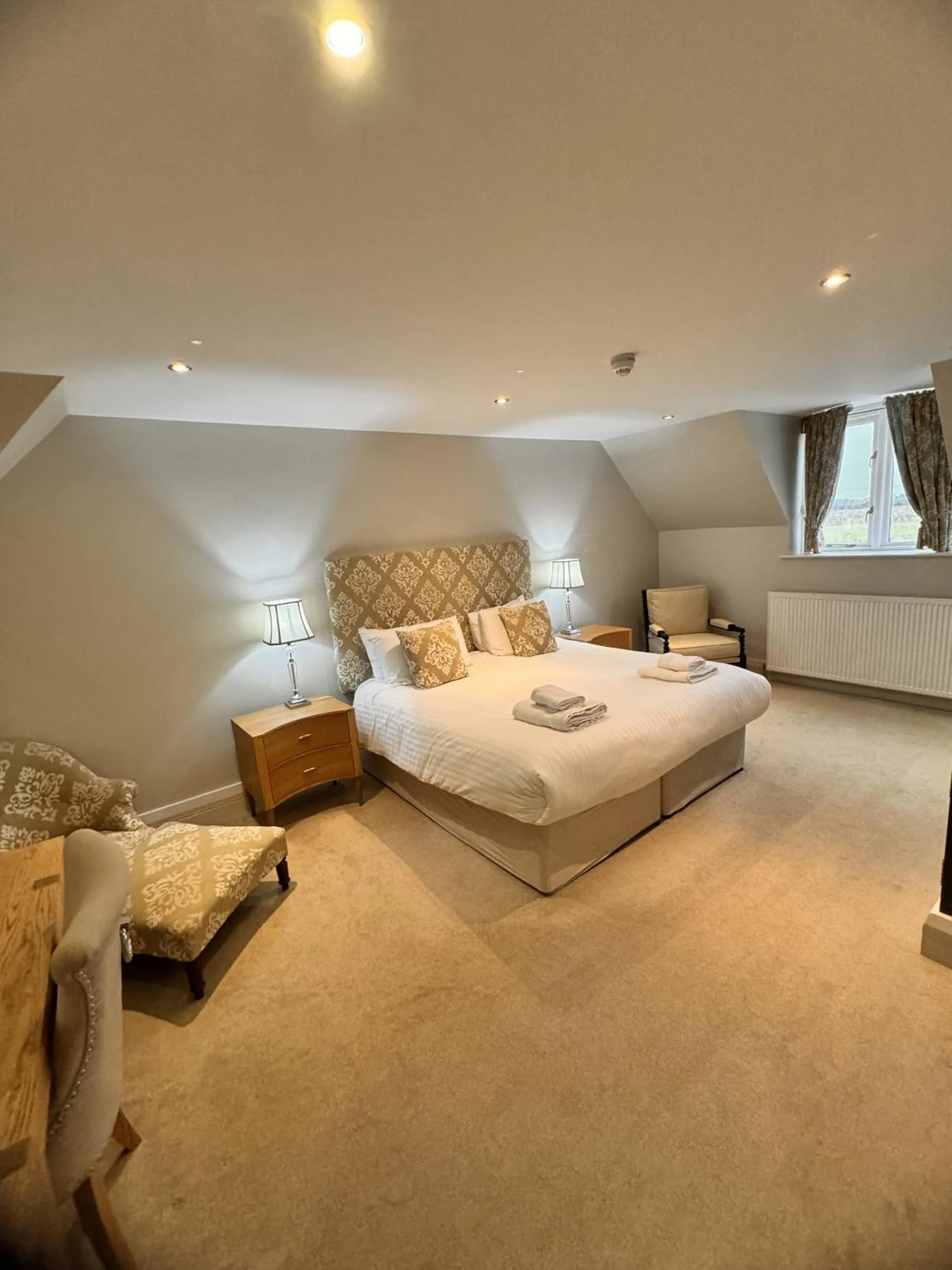 Bedroom, Bed in The Kings Head Country Hotel