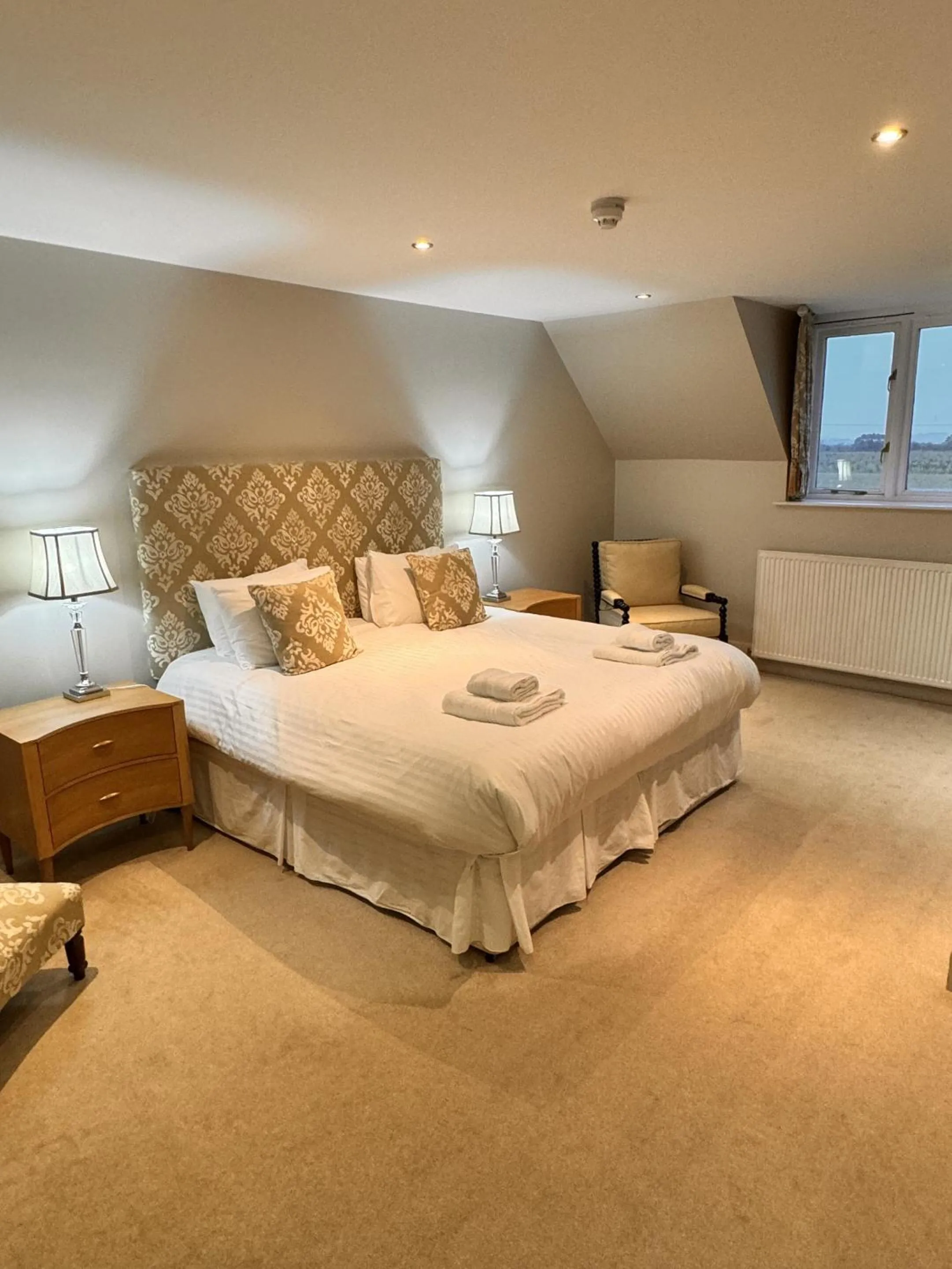 Bedroom, Bed in The Kings Head Country Hotel