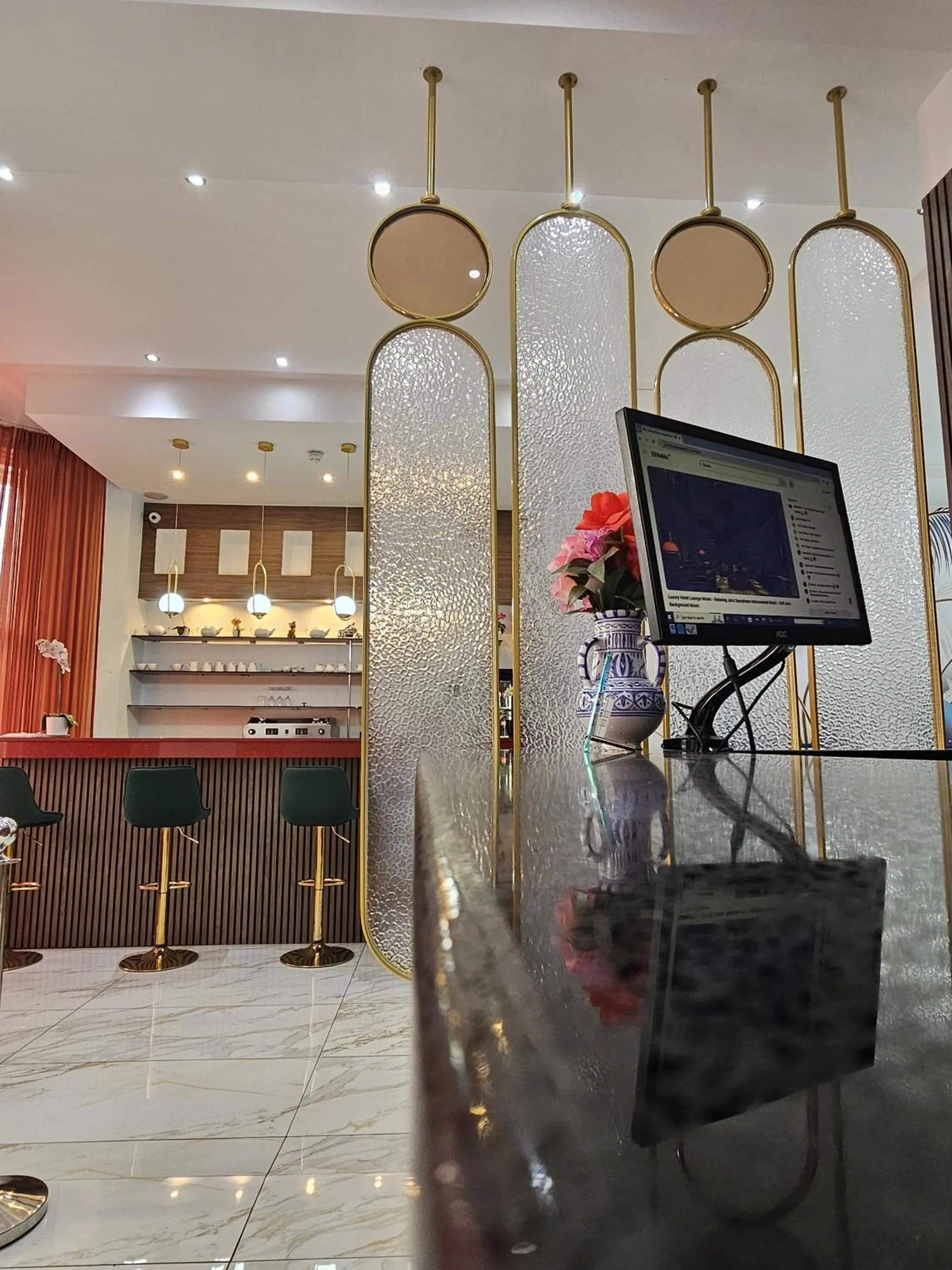 TV and multimedia in Cromwell Hotel