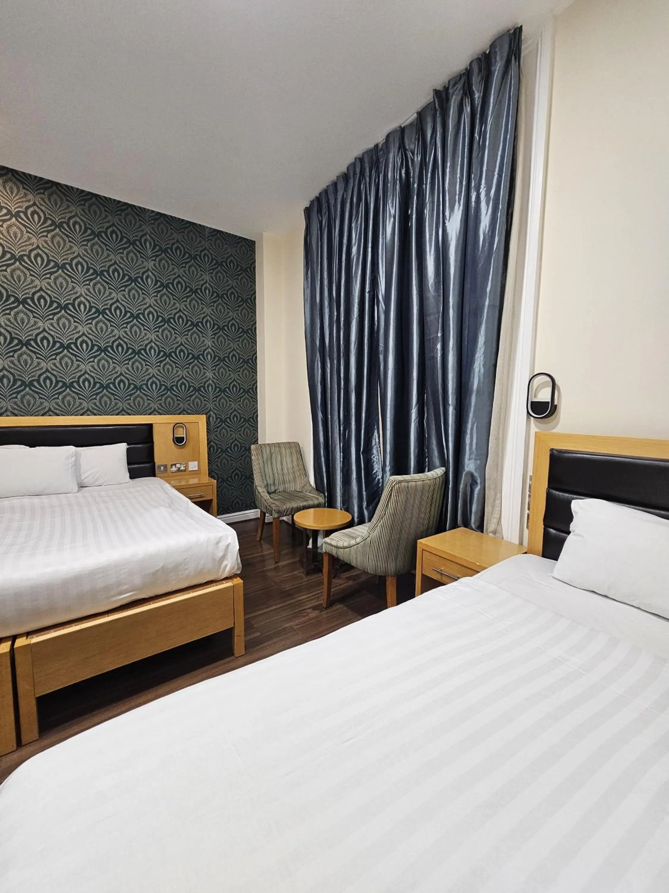 Living room, Bed in Cromwell Hotel