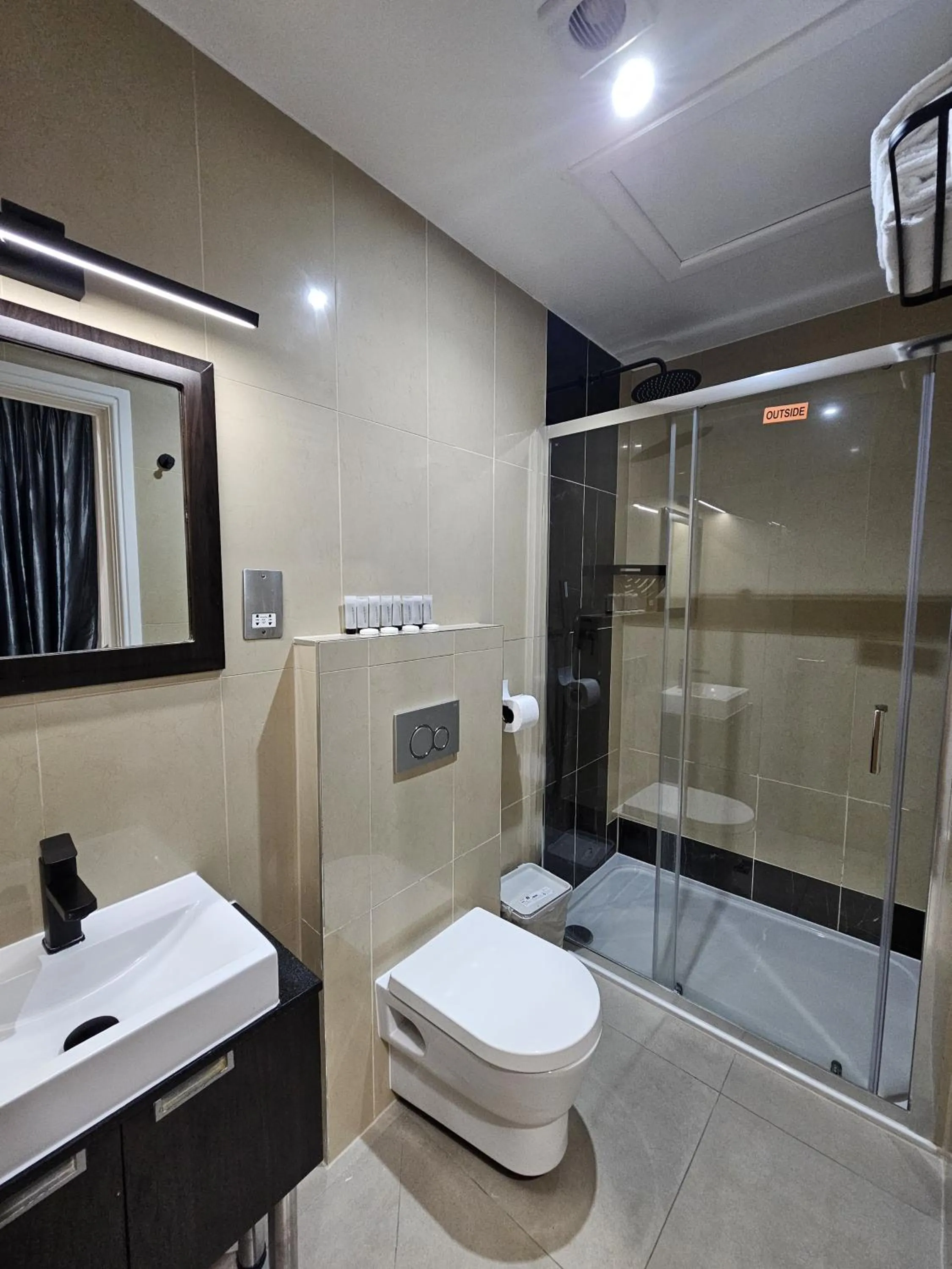 Shower in Cromwell Hotel