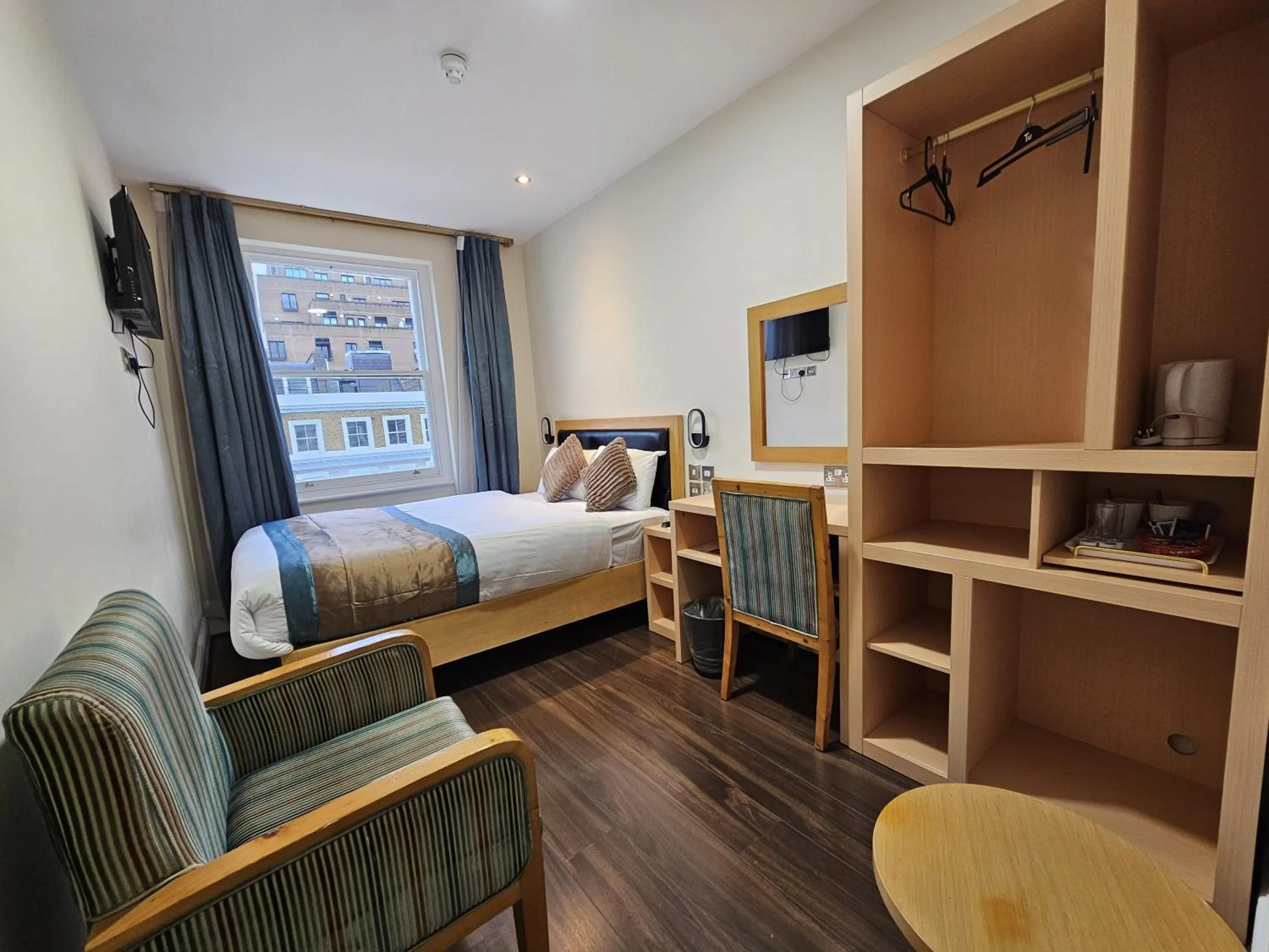 Bed in Cromwell Hotel