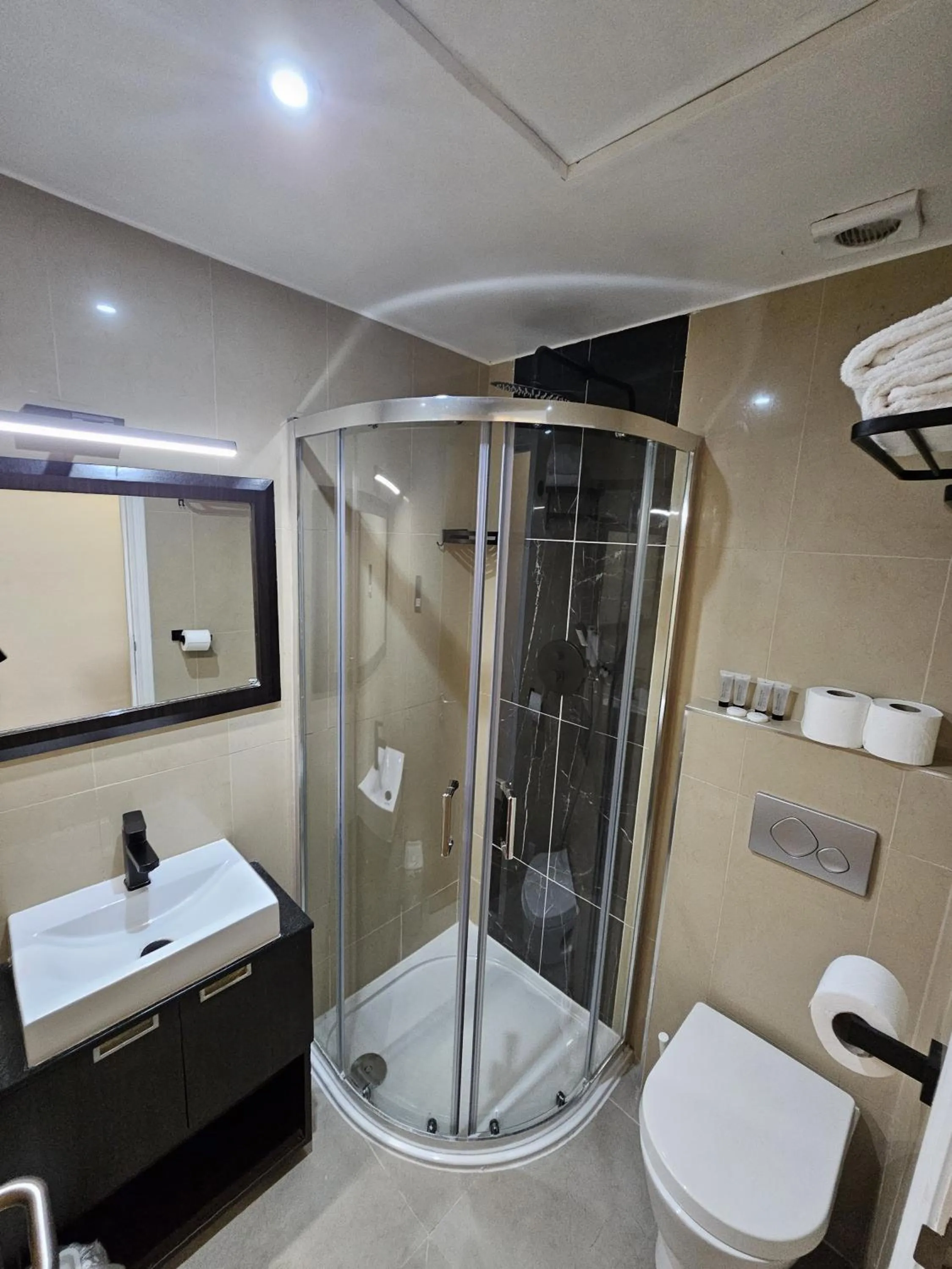 Shower in Cromwell Hotel