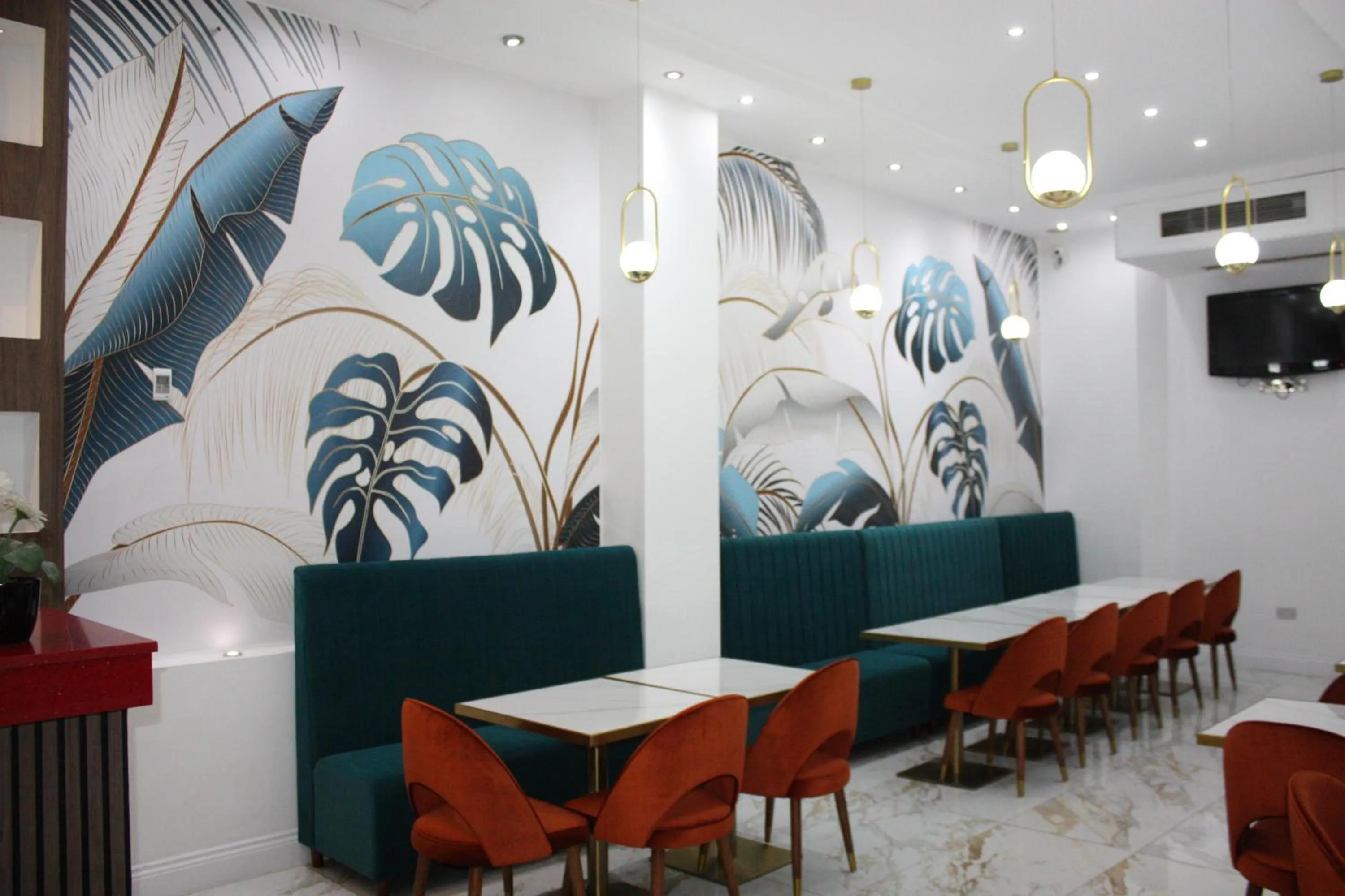 Communal lounge/ TV room in Cromwell Hotel