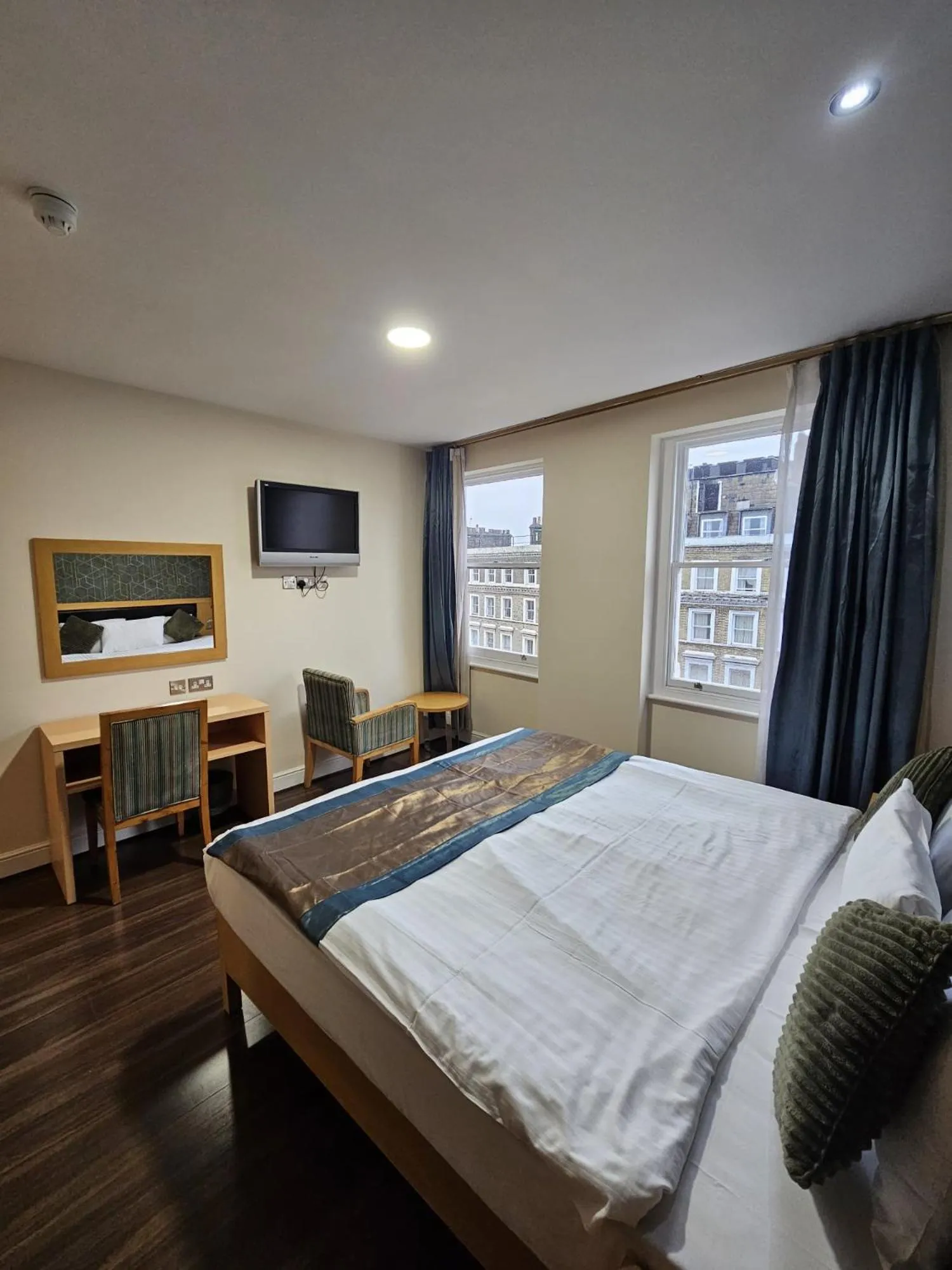 Bed in Cromwell Hotel