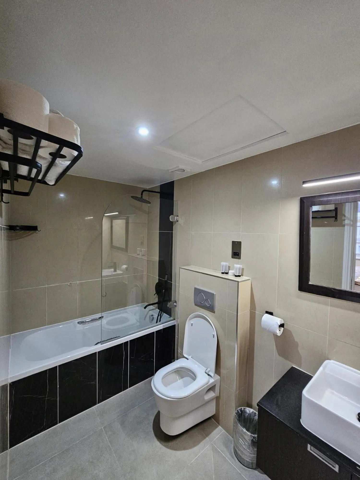 Shower in Cromwell Hotel