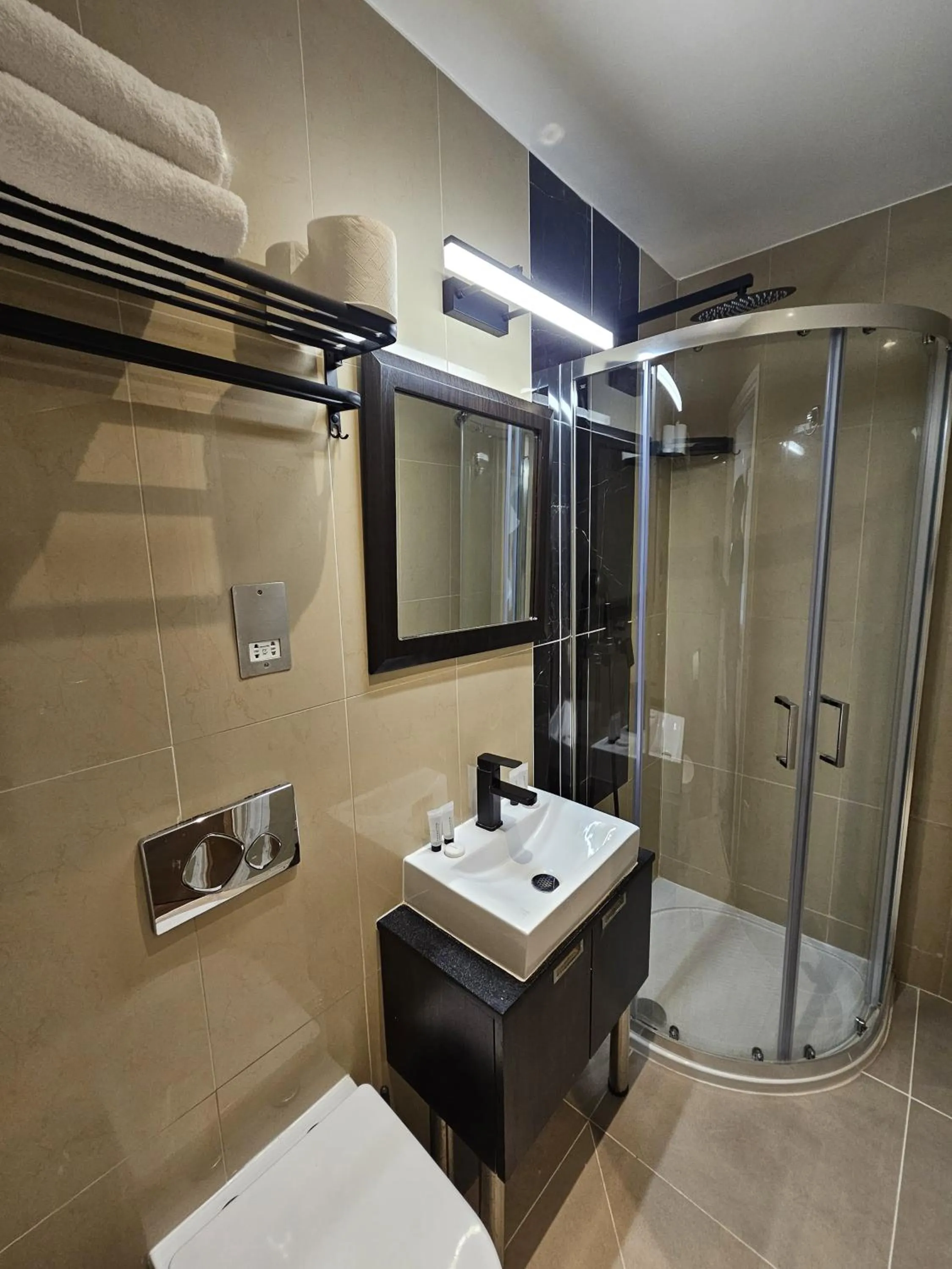 Shower in Cromwell Hotel