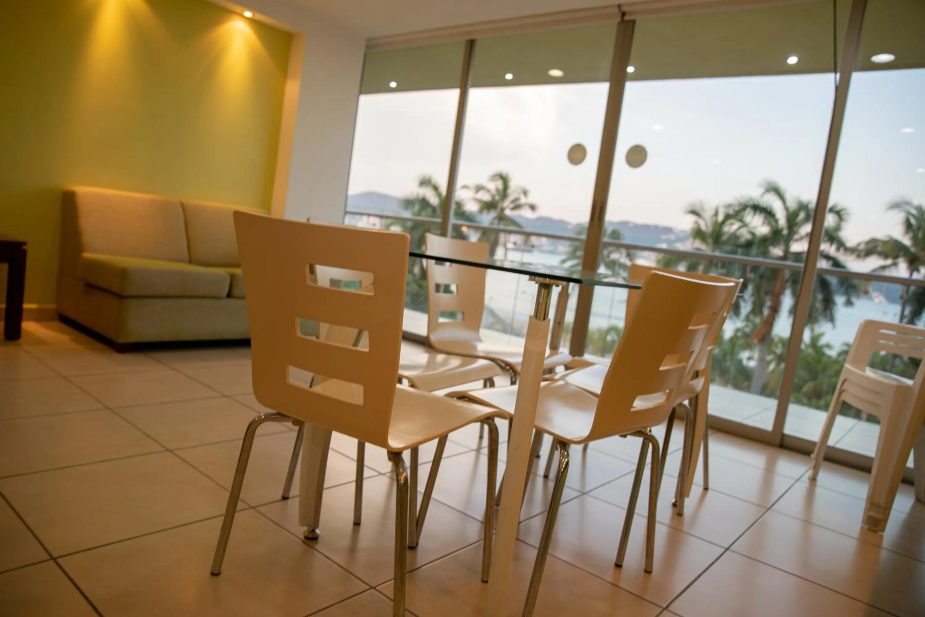 Dining area in Ramada by Wyndham Acapulco Hotel & Suites