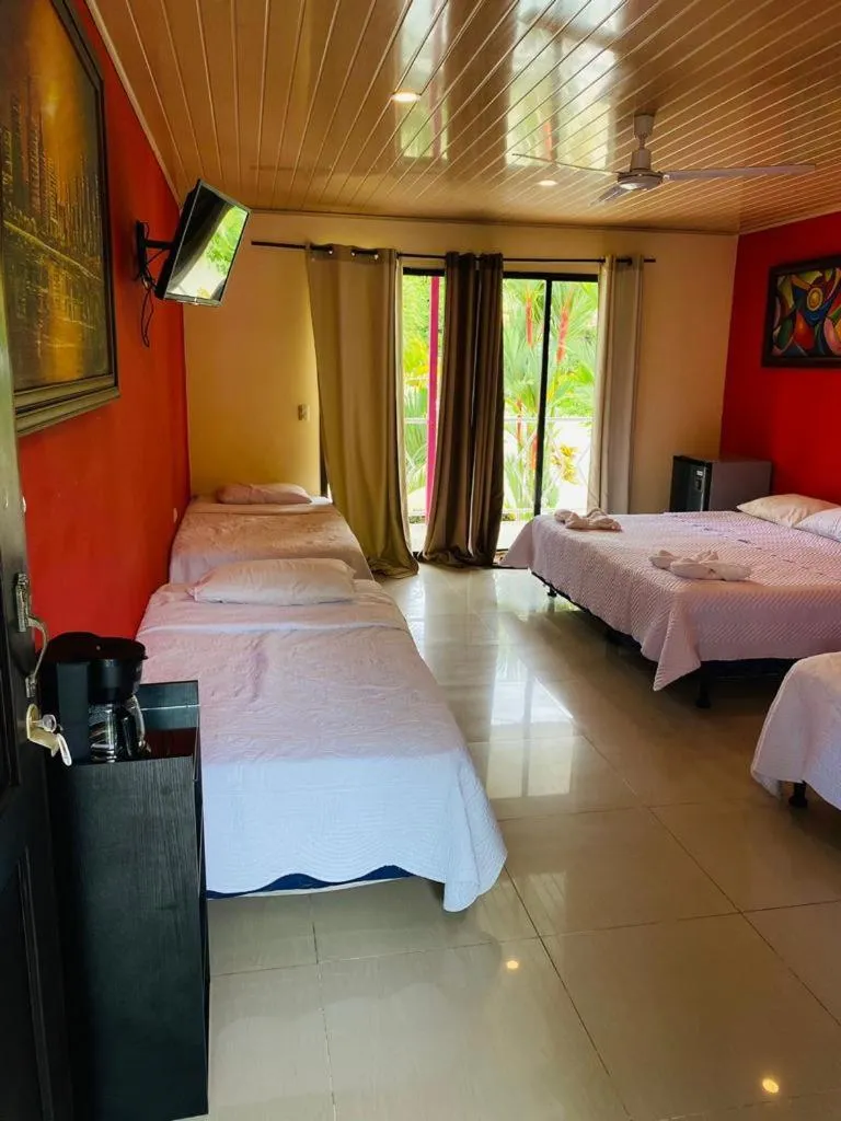 TV and multimedia, Bed in Millenium Manuel Antonio Park and beach