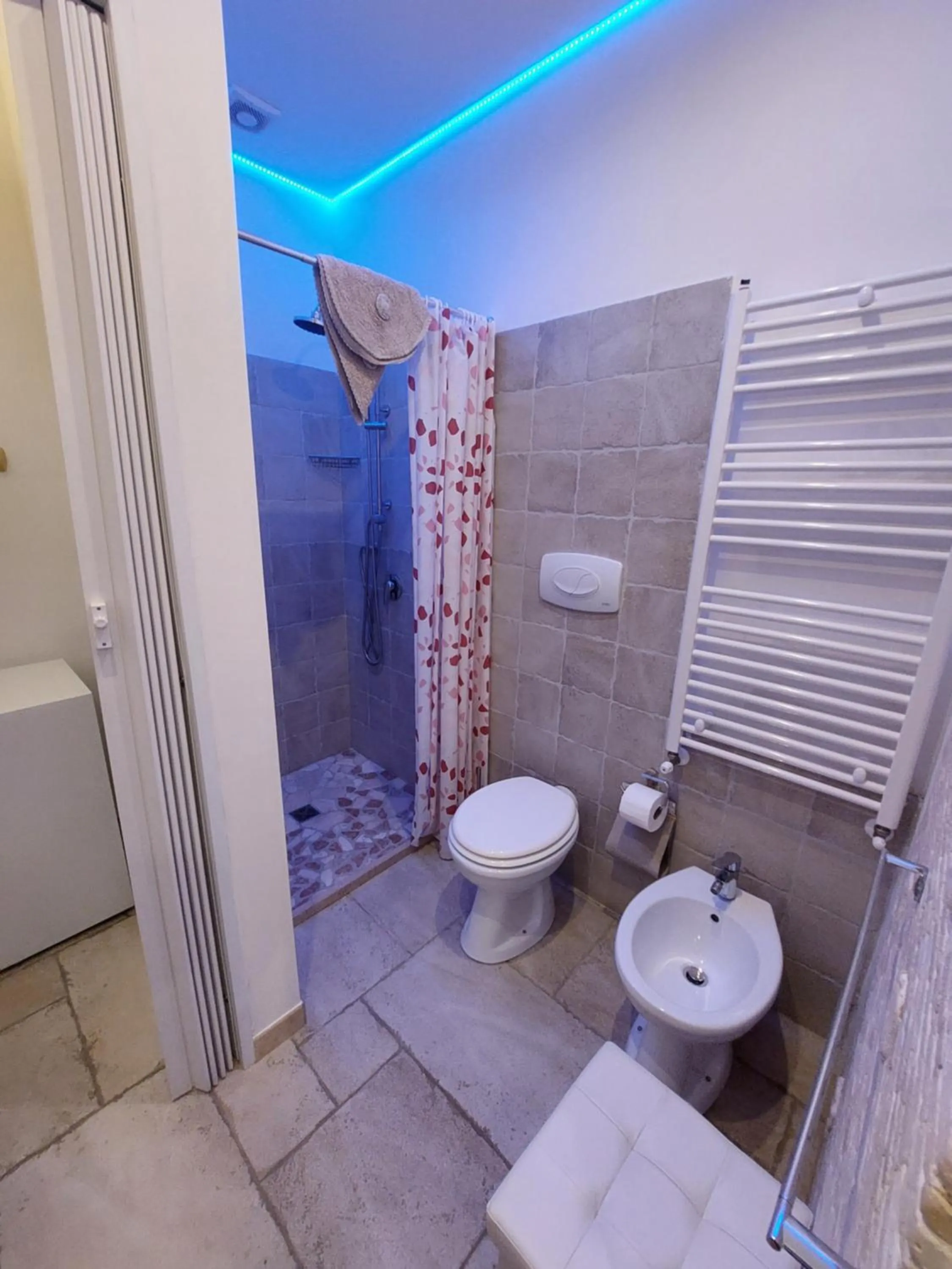 Shower in Mama Damì