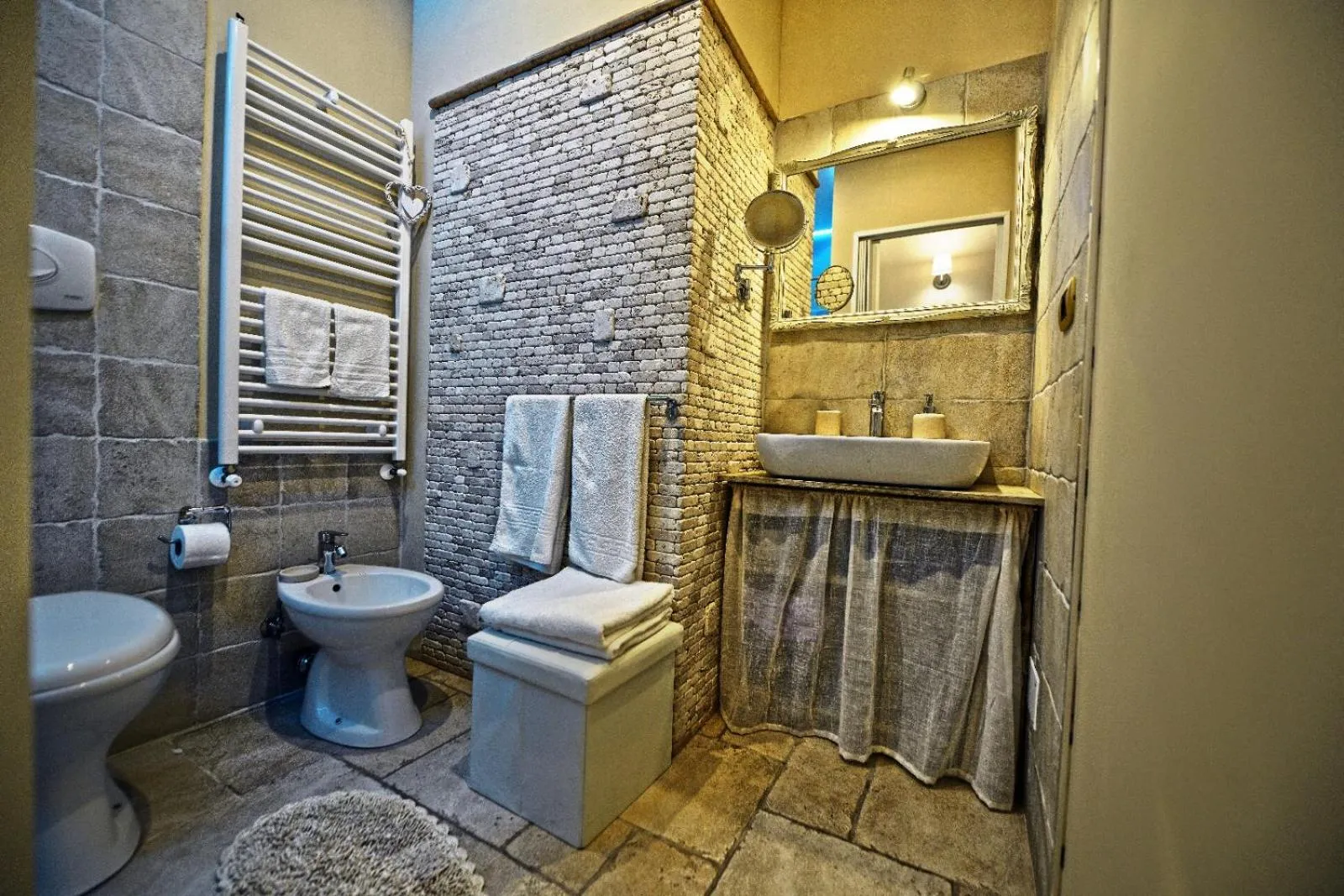 Shower in Mama Damì