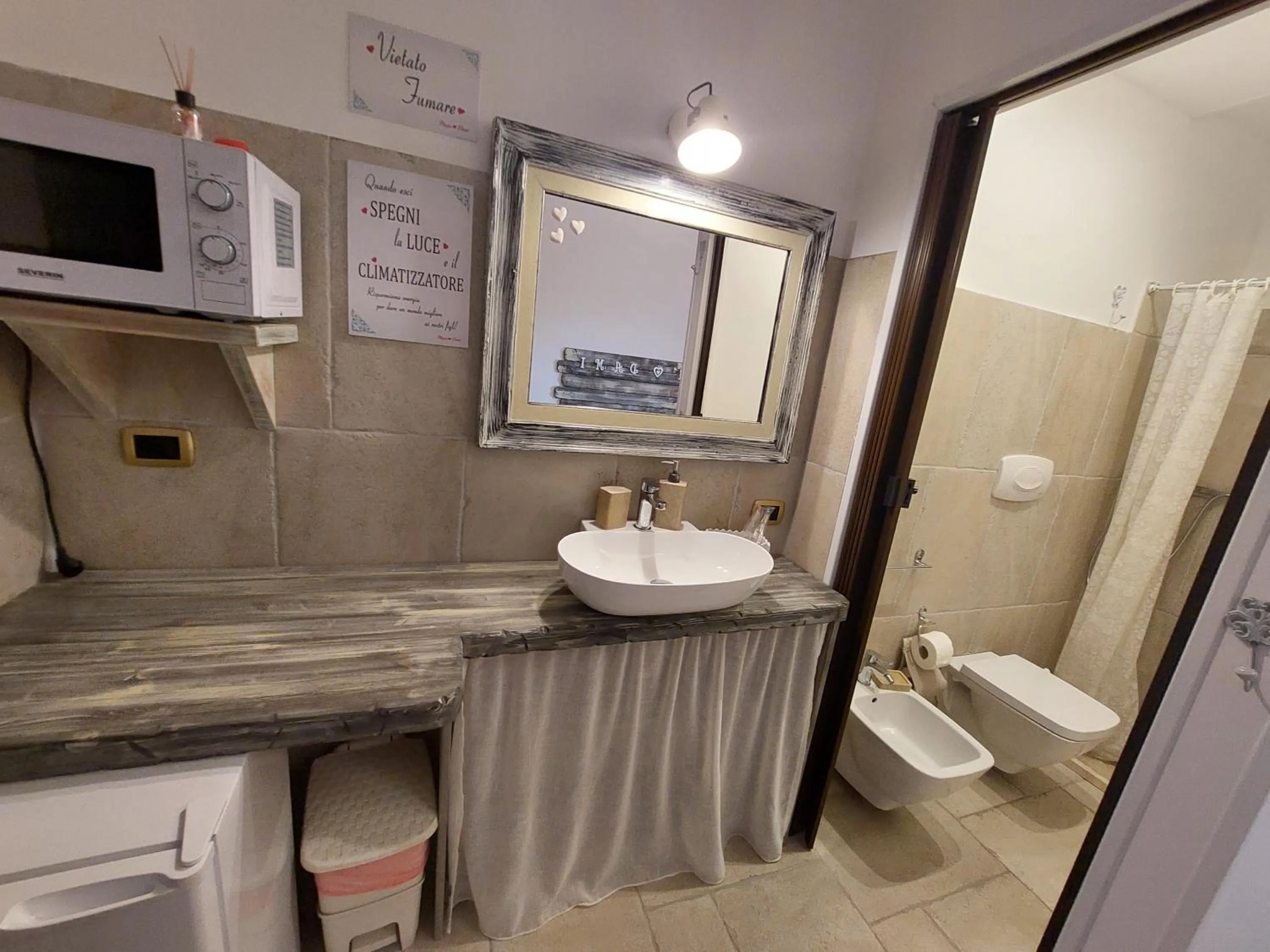 Shower in Mama Damì