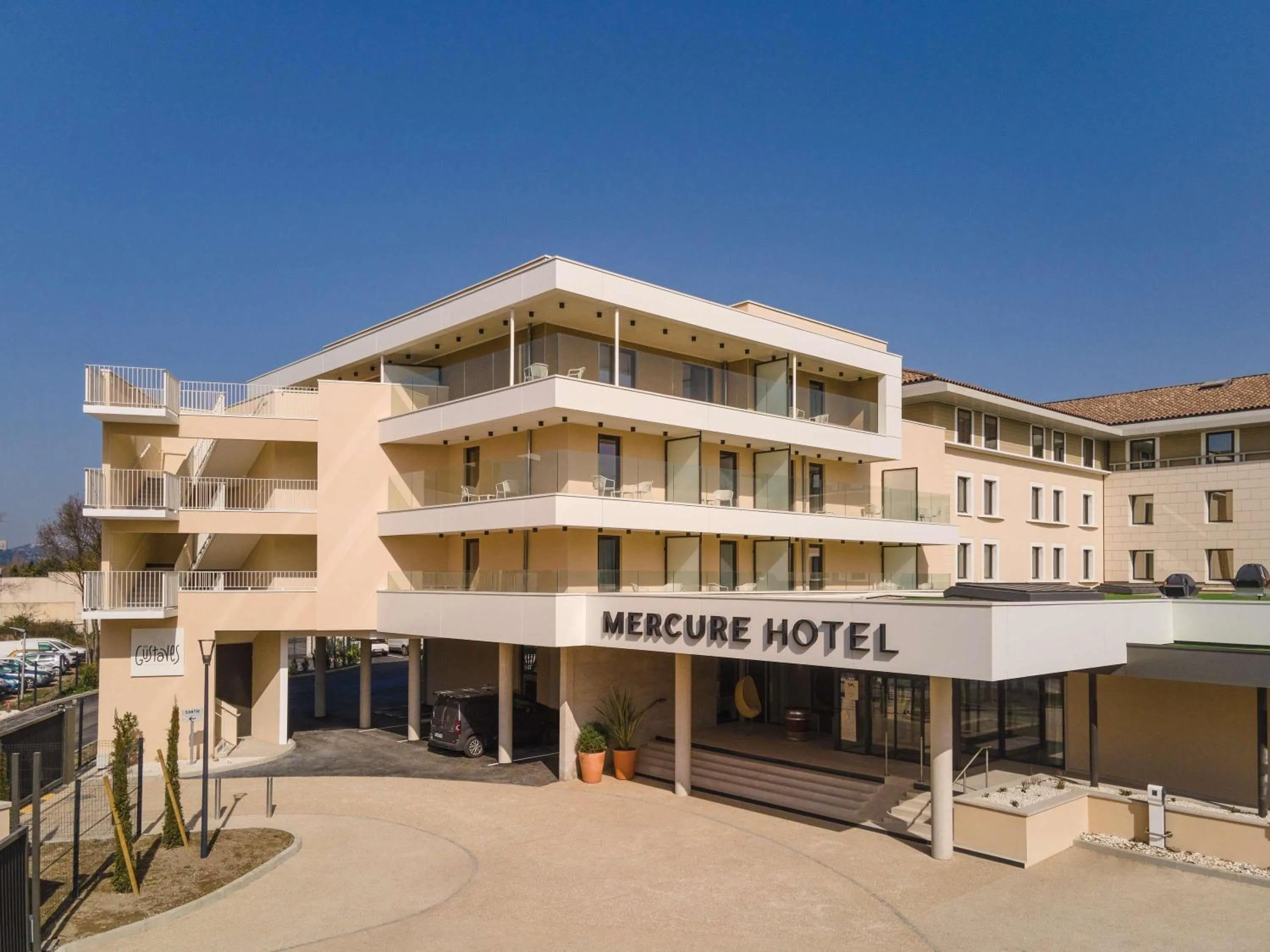 Property building in Mercure Avignon Gare TGV