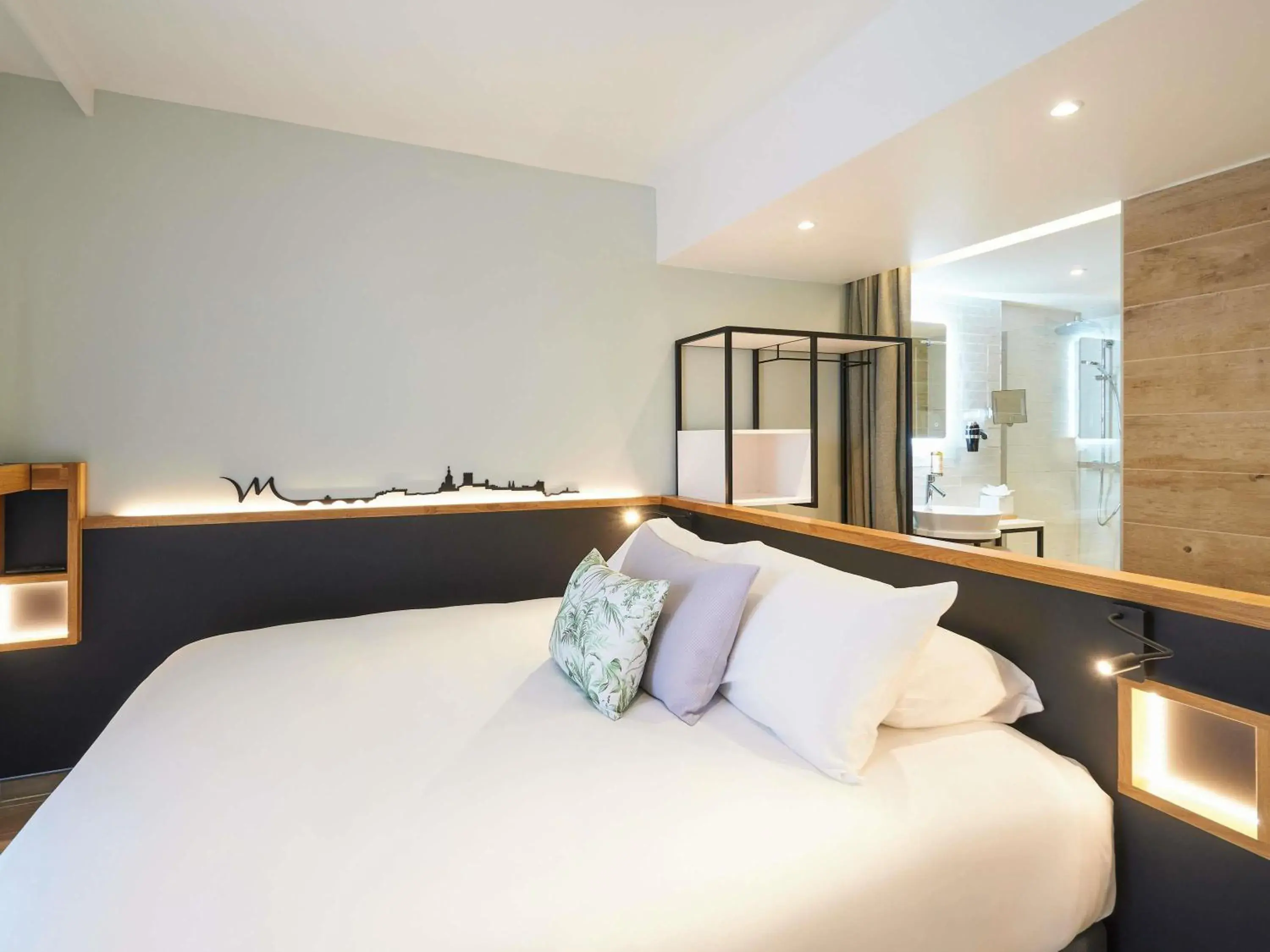 Classic Double Room in Mercure Avignon Gare TGV Classic Double Room in Mercure Avignon Gare TGV