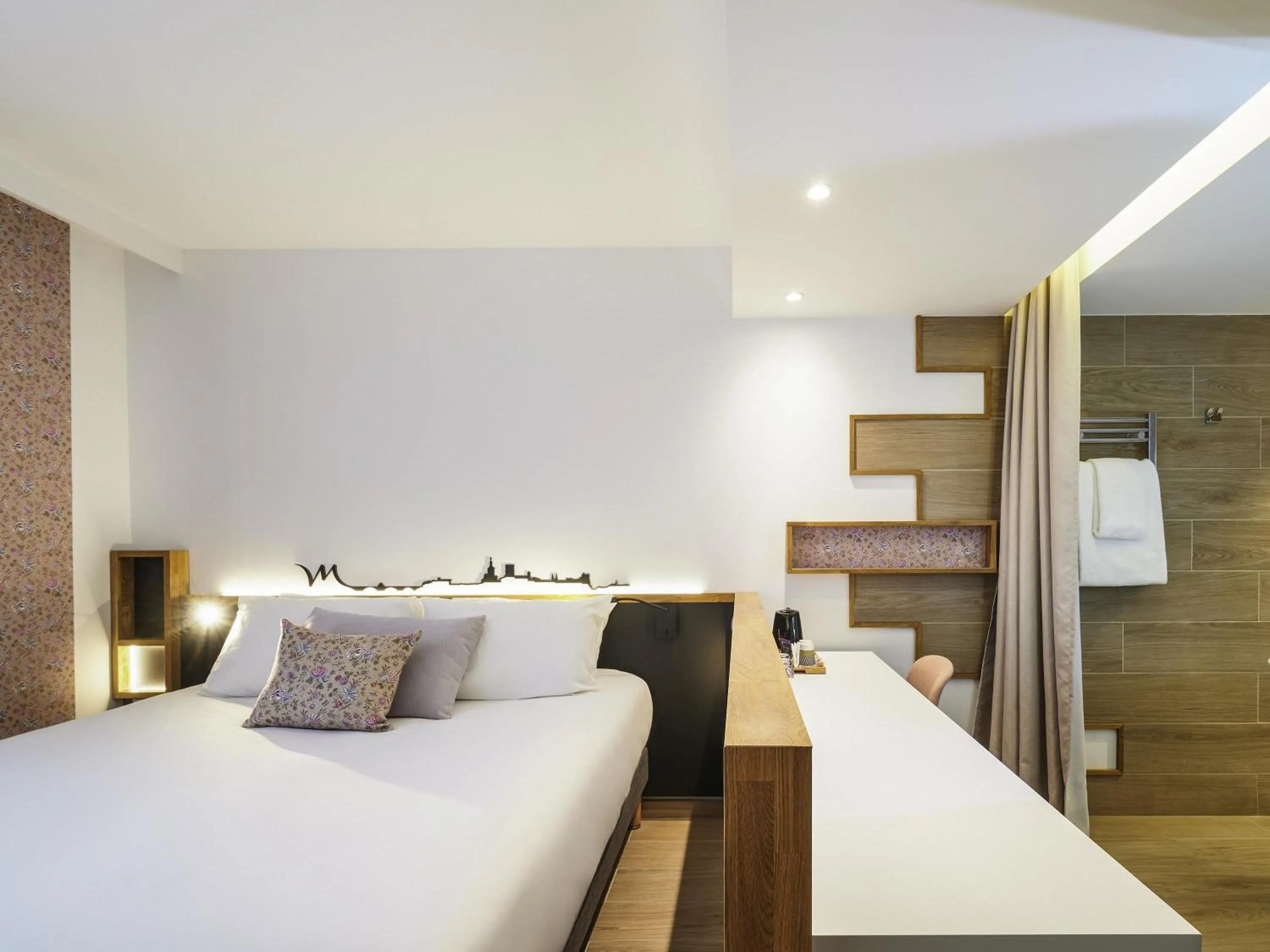 Bedroom, Bed in Mercure Avignon Gare TGV