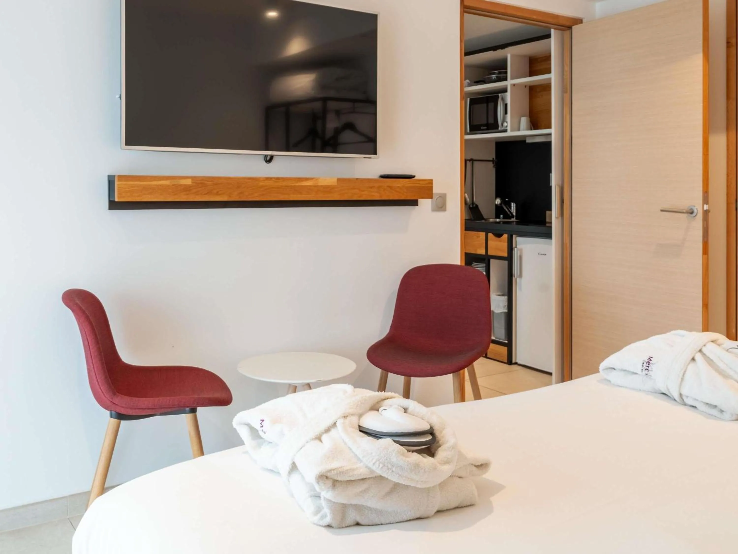 Bedroom, Bed in Mercure Avignon Gare TGV