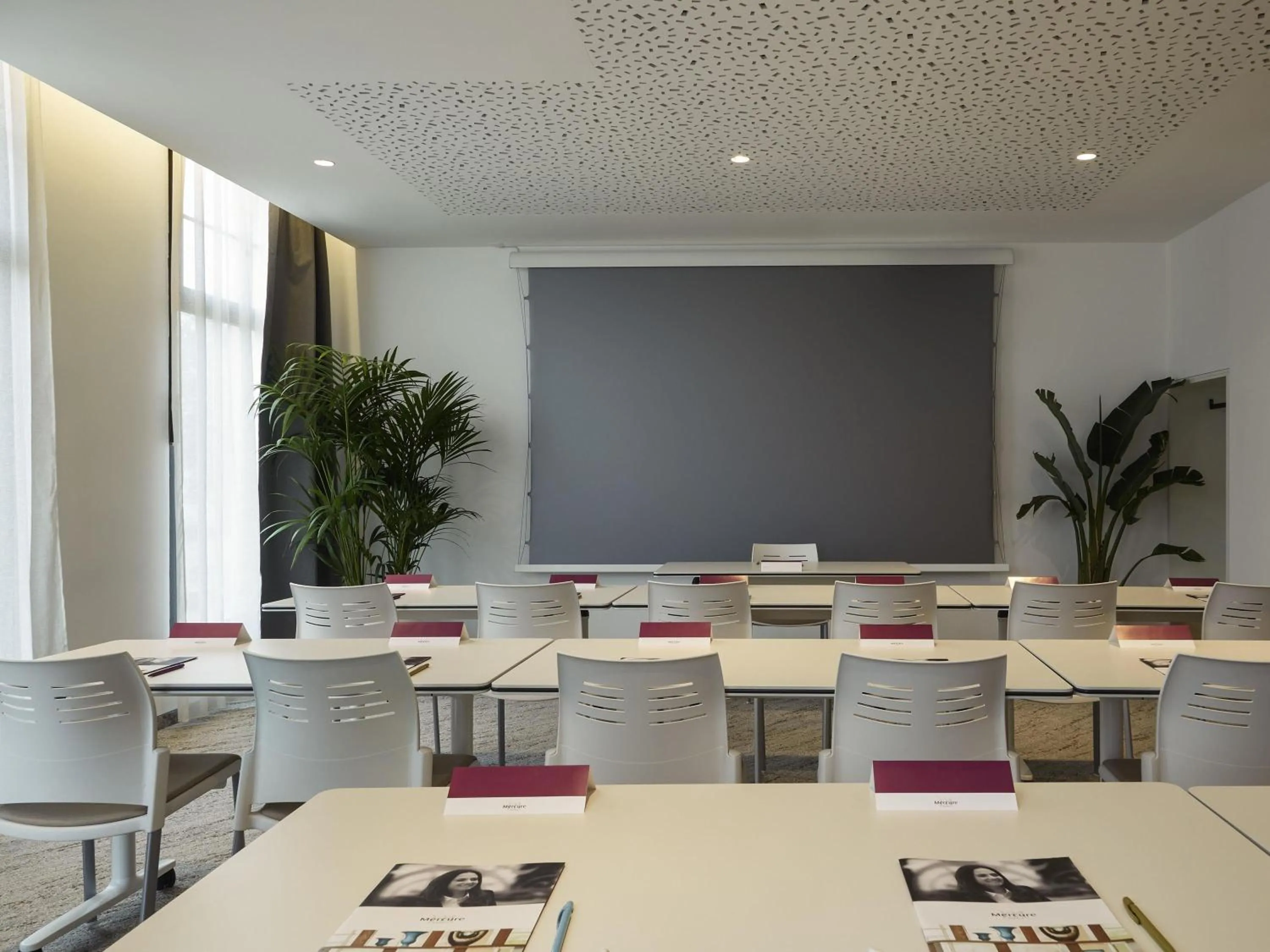 Meeting/conference room in Mercure Avignon Gare TGV